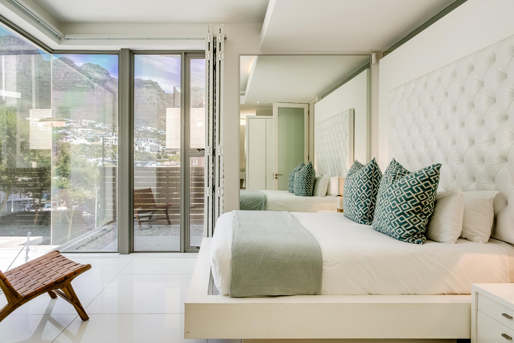 Villa Bleu Blanc in Camps Bay with Pool and Views - Picture 32