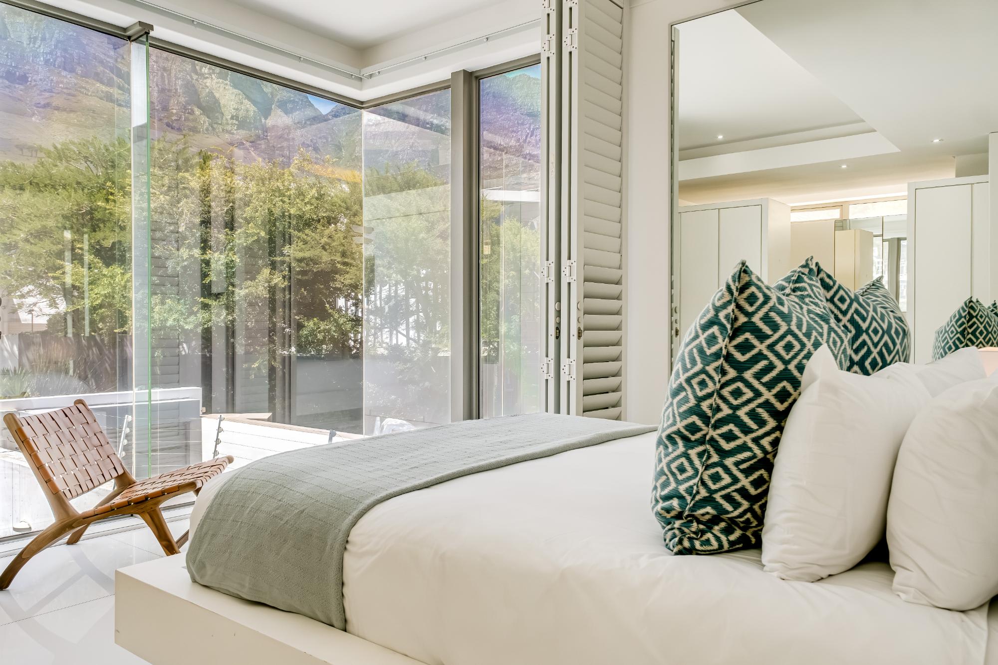 Villa Bleu Blanc in Camps Bay with Pool and Views - Picture 33