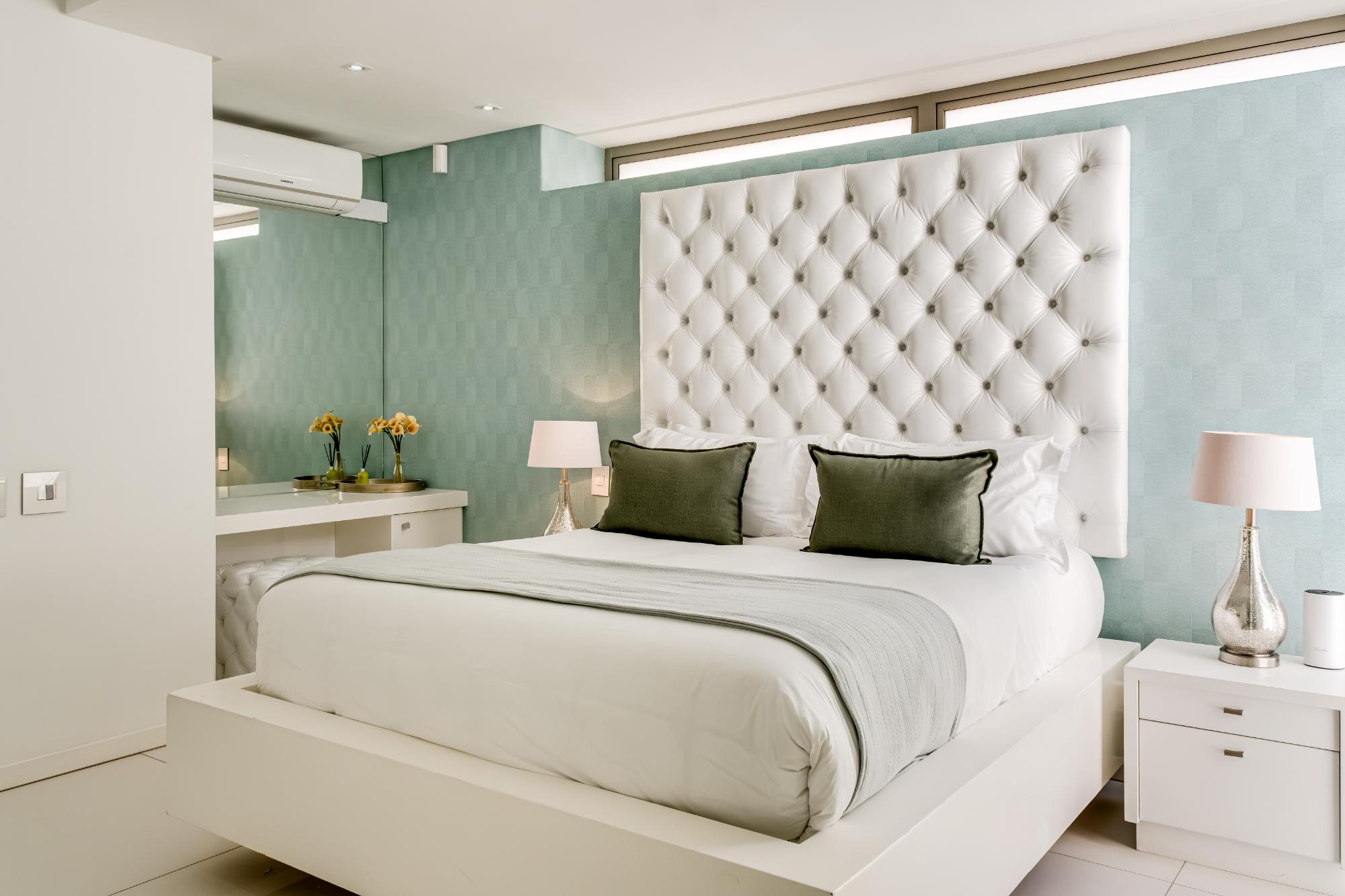 Villa Bleu Blanc in Camps Bay with Pool and Views - Picture 37