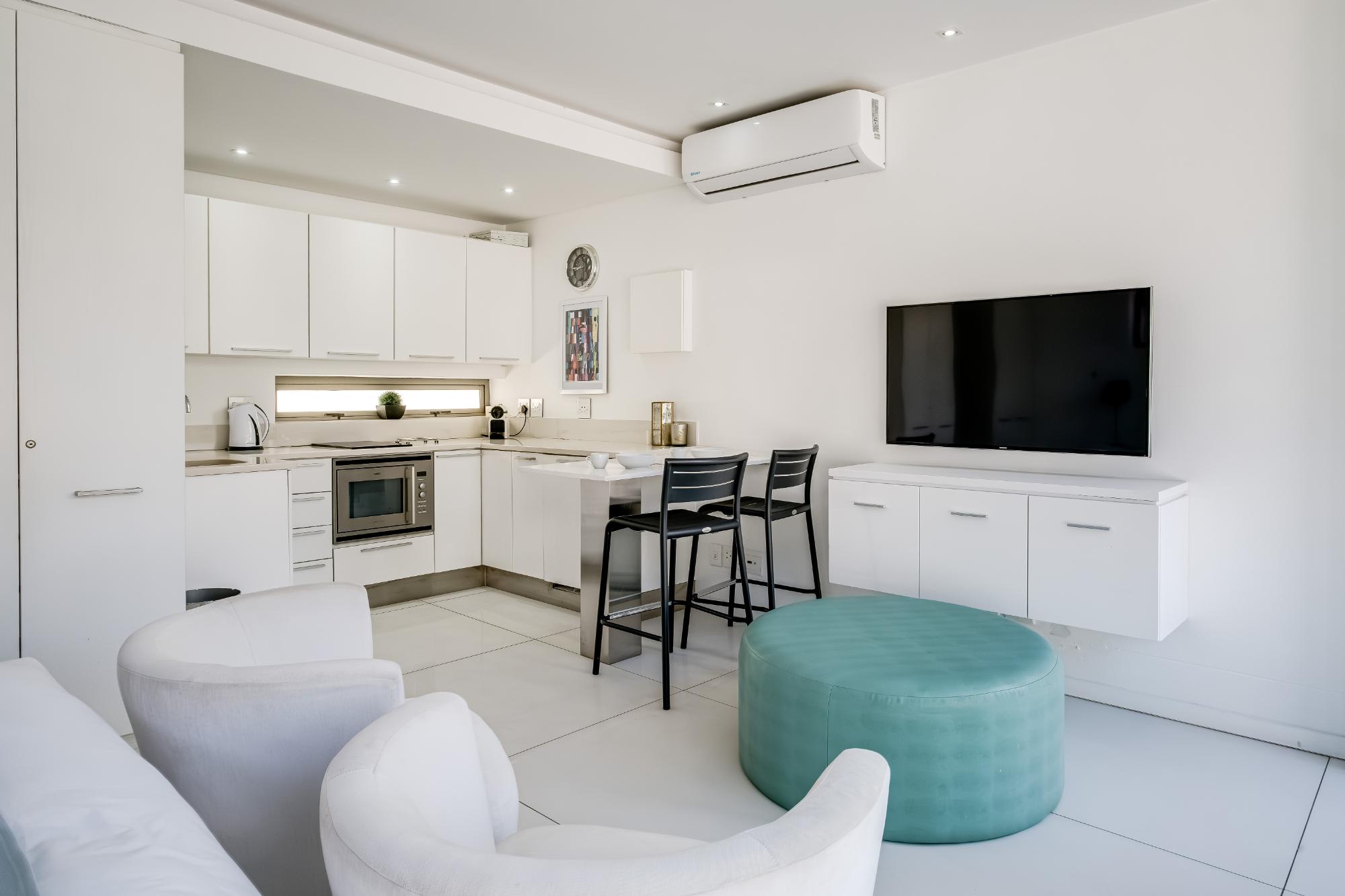 Villa Bleu Blanc in Camps Bay with Pool and Views - Picture 43