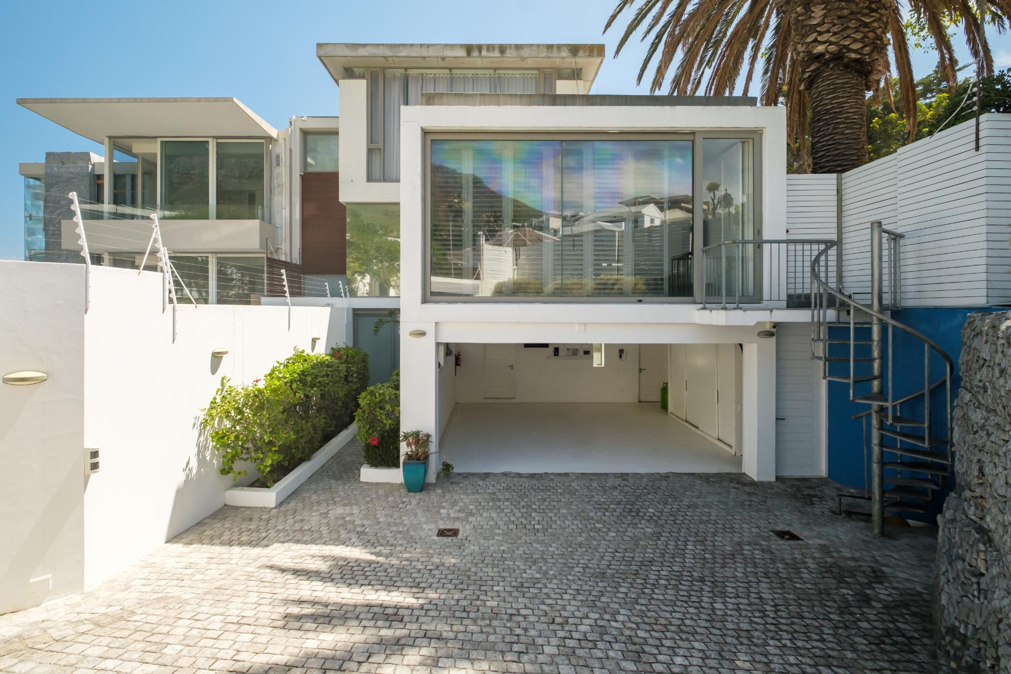 Villa Bleu Blanc in Camps Bay with Pool and Views - Picture 50