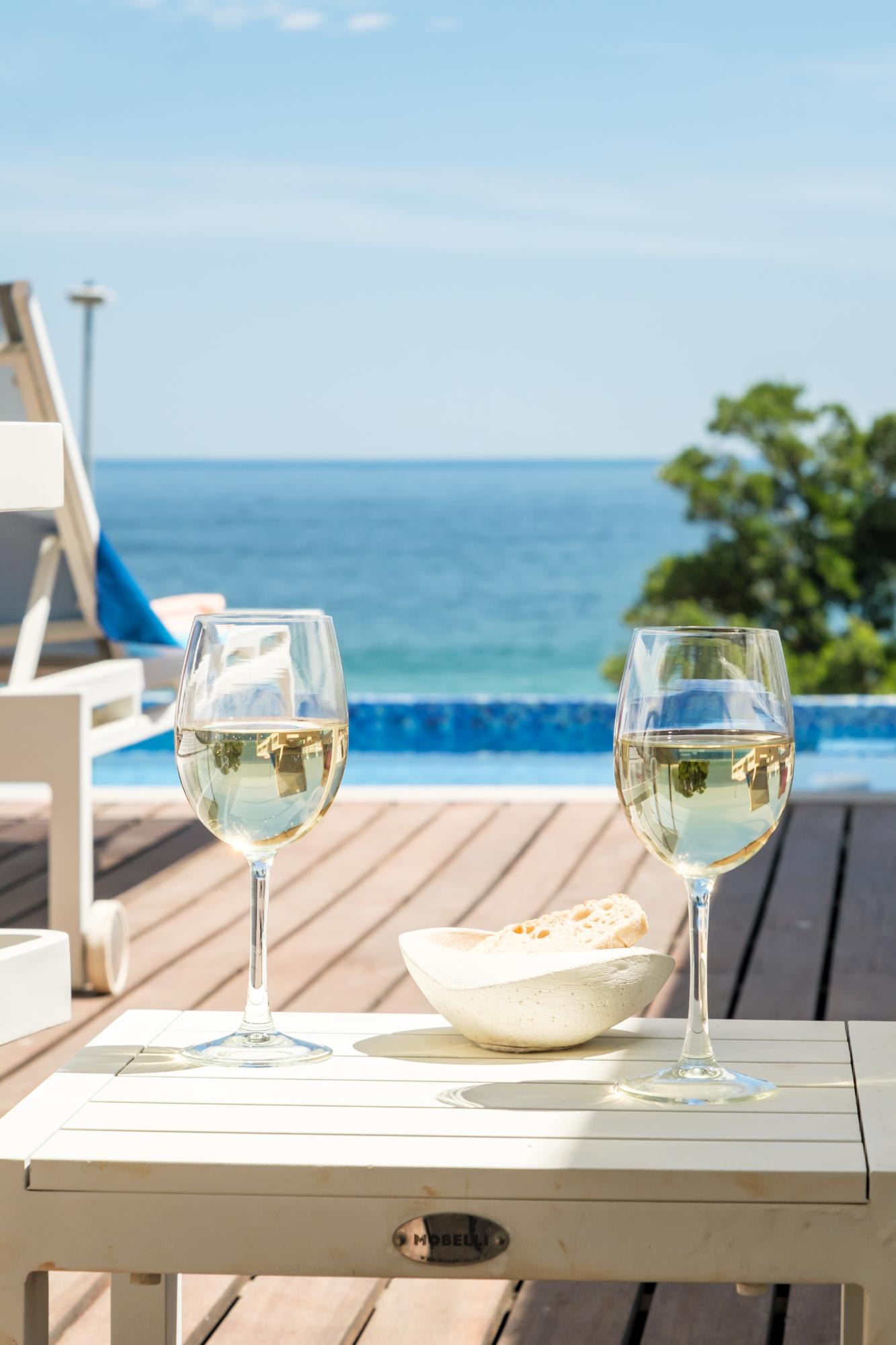 Villa Bleu Blanc in Camps Bay with Pool and Views 7