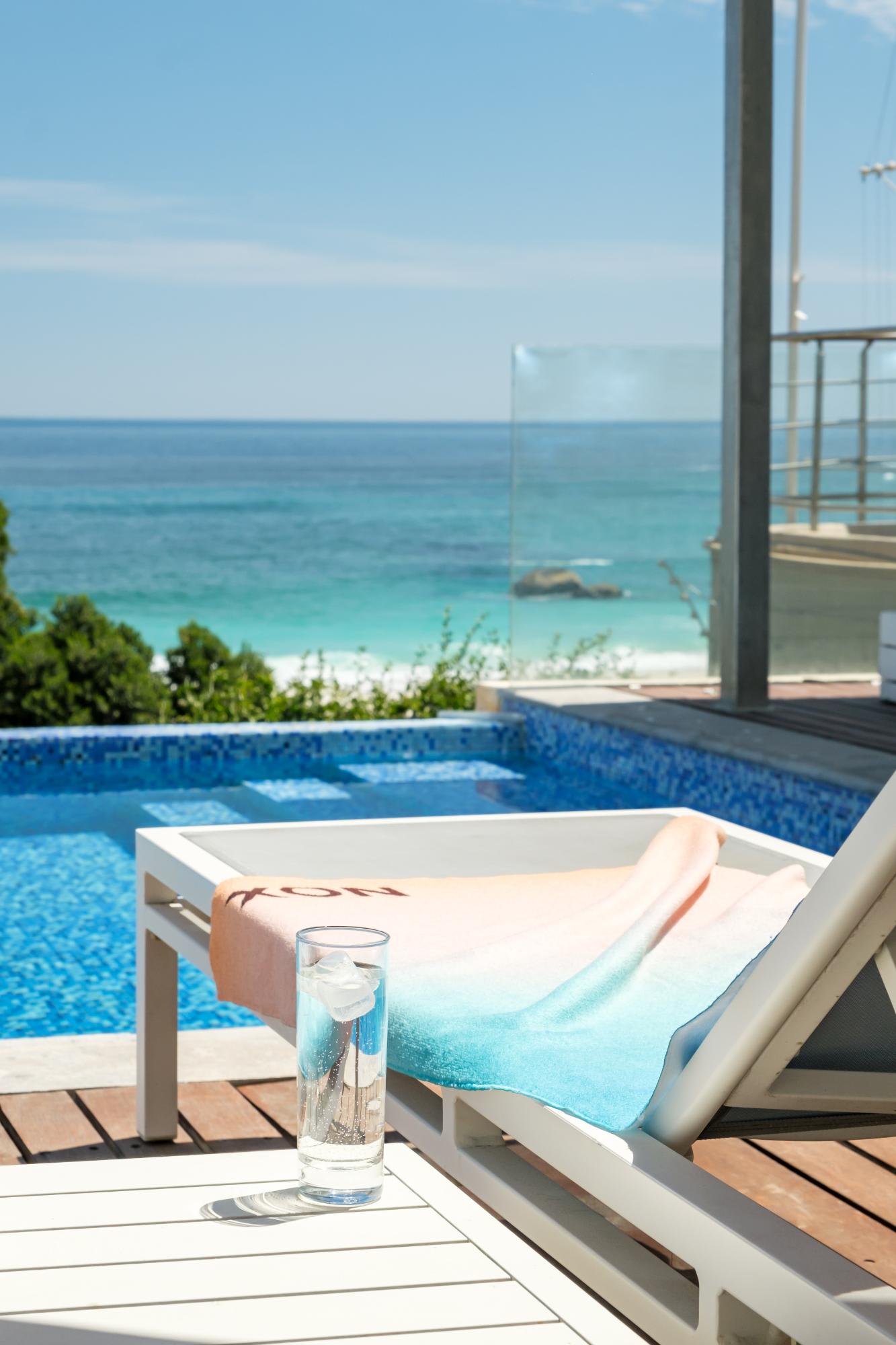 Villa Bleu Blanc in Camps Bay with Pool and Views - Picture 19