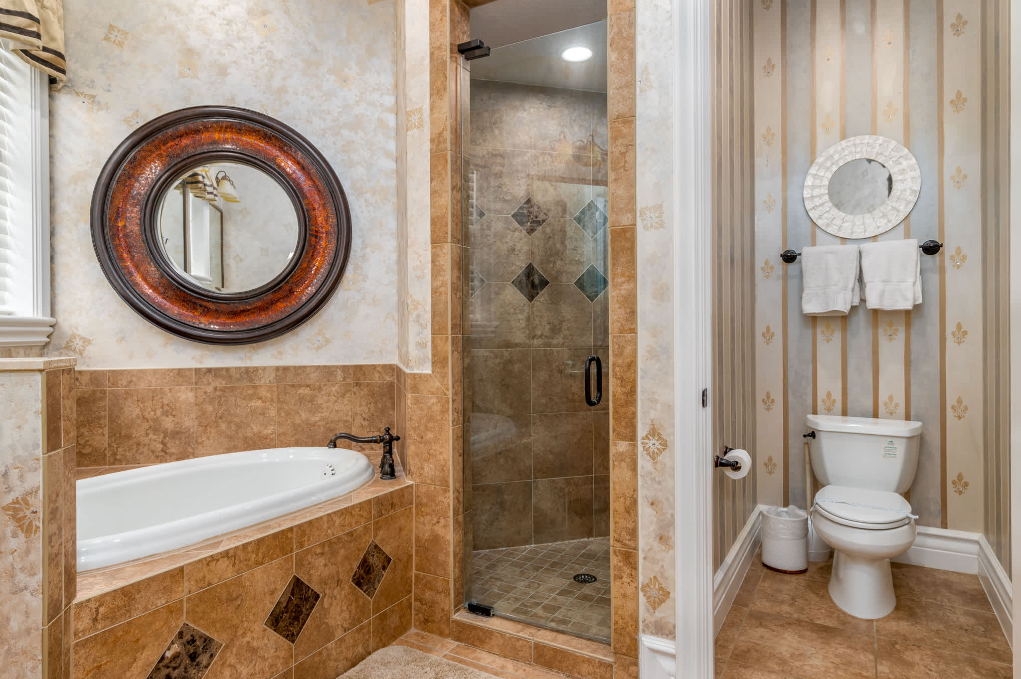 Queen full bathroom