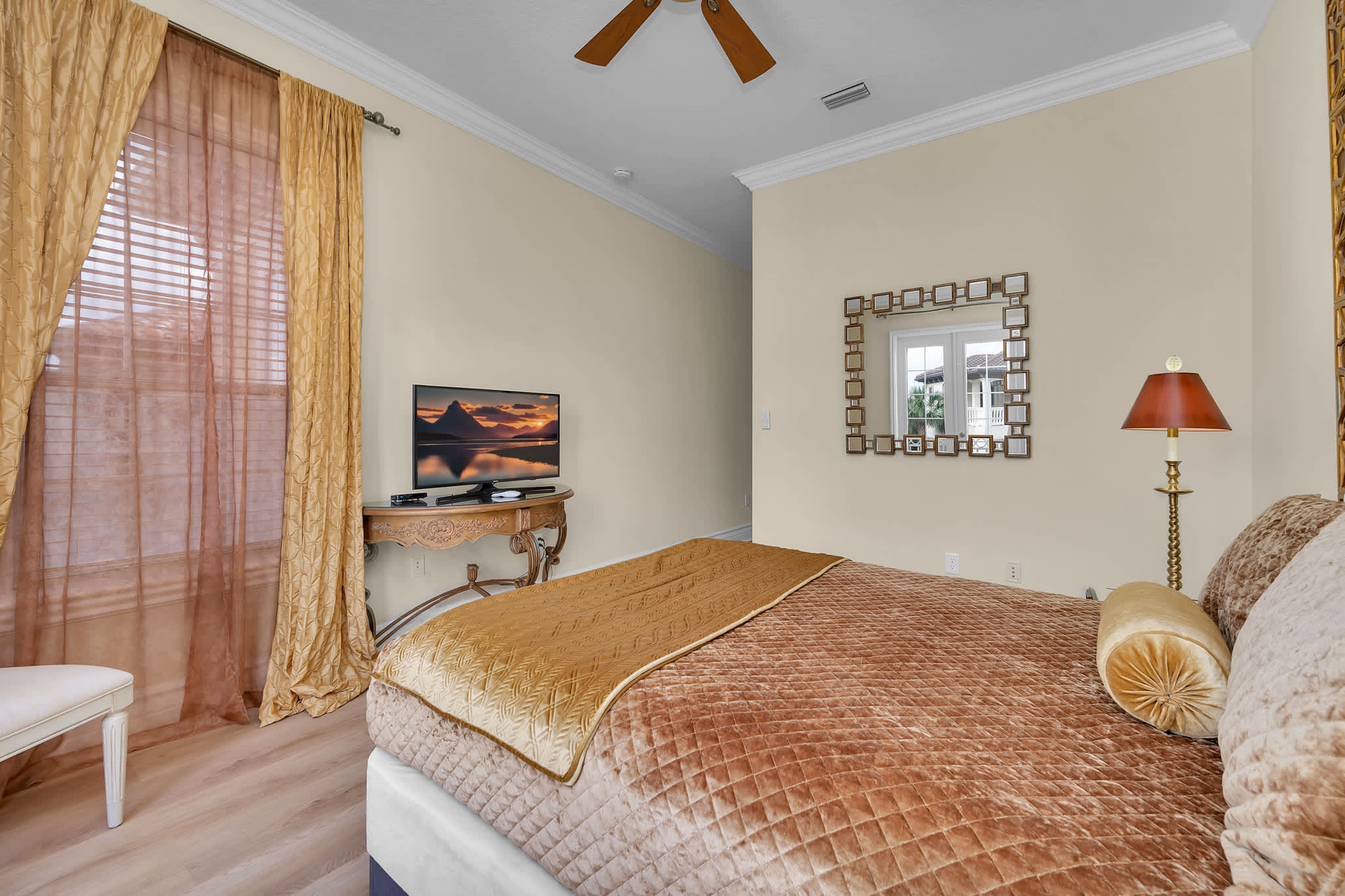 Upstairs queen, sleeps 2 (bathroom and balcony)