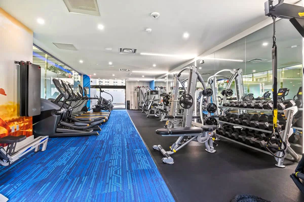 Modern Apt w/ Easy Access to Airport & Metro