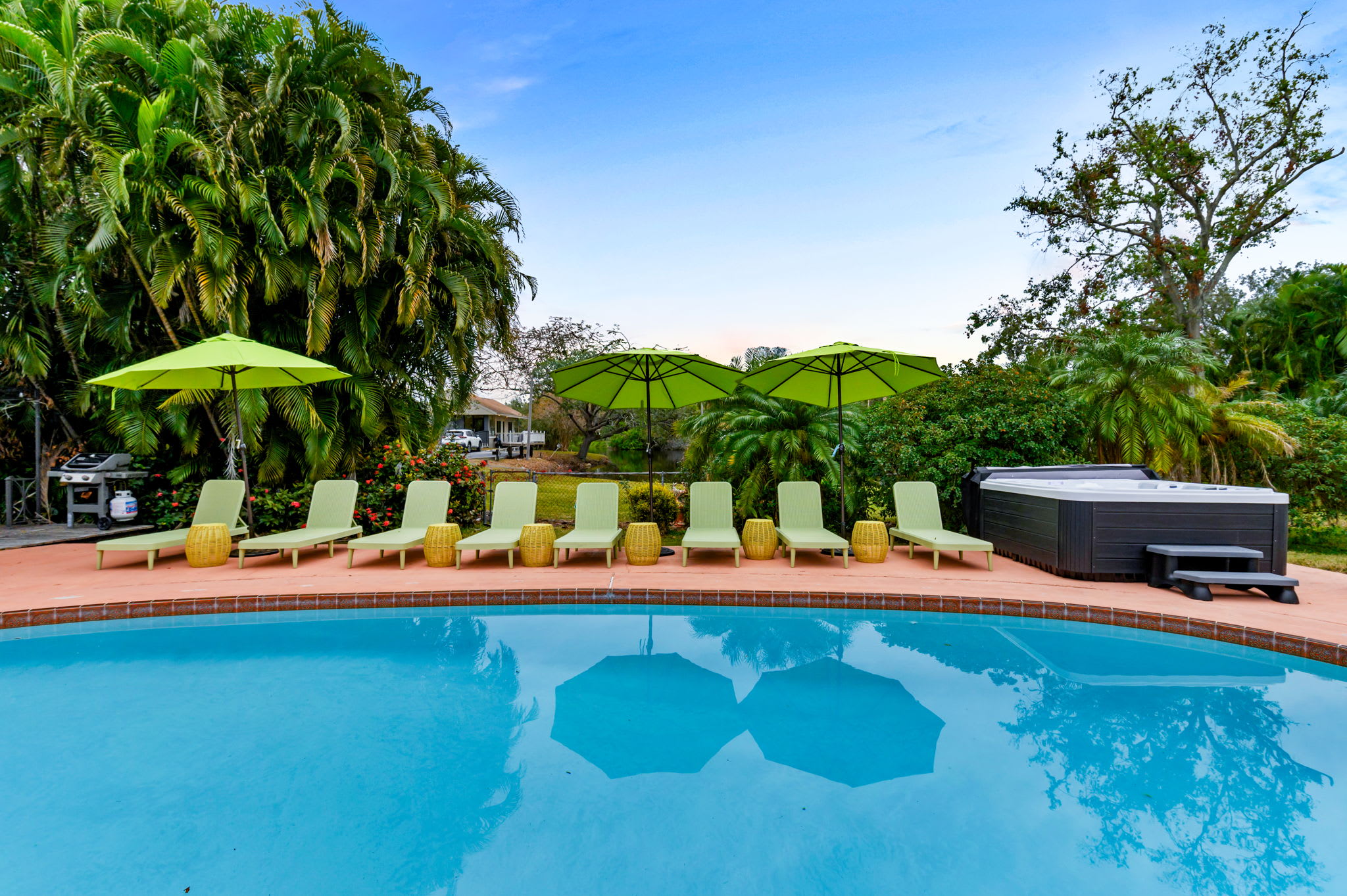 Sleeps 20~Heated Pool~Pickleball~Hot Tub~Fire Pit — Largo, FL — vacation rental