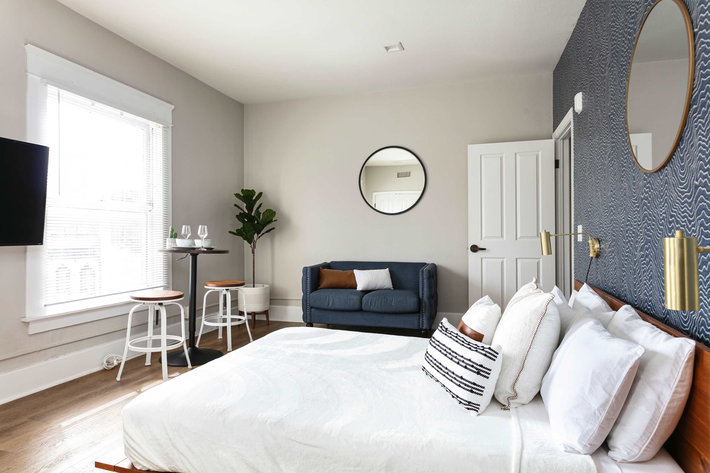 Charming Studio With Full Kitchen - Stylish Downtown Retreat - Coronado, CA