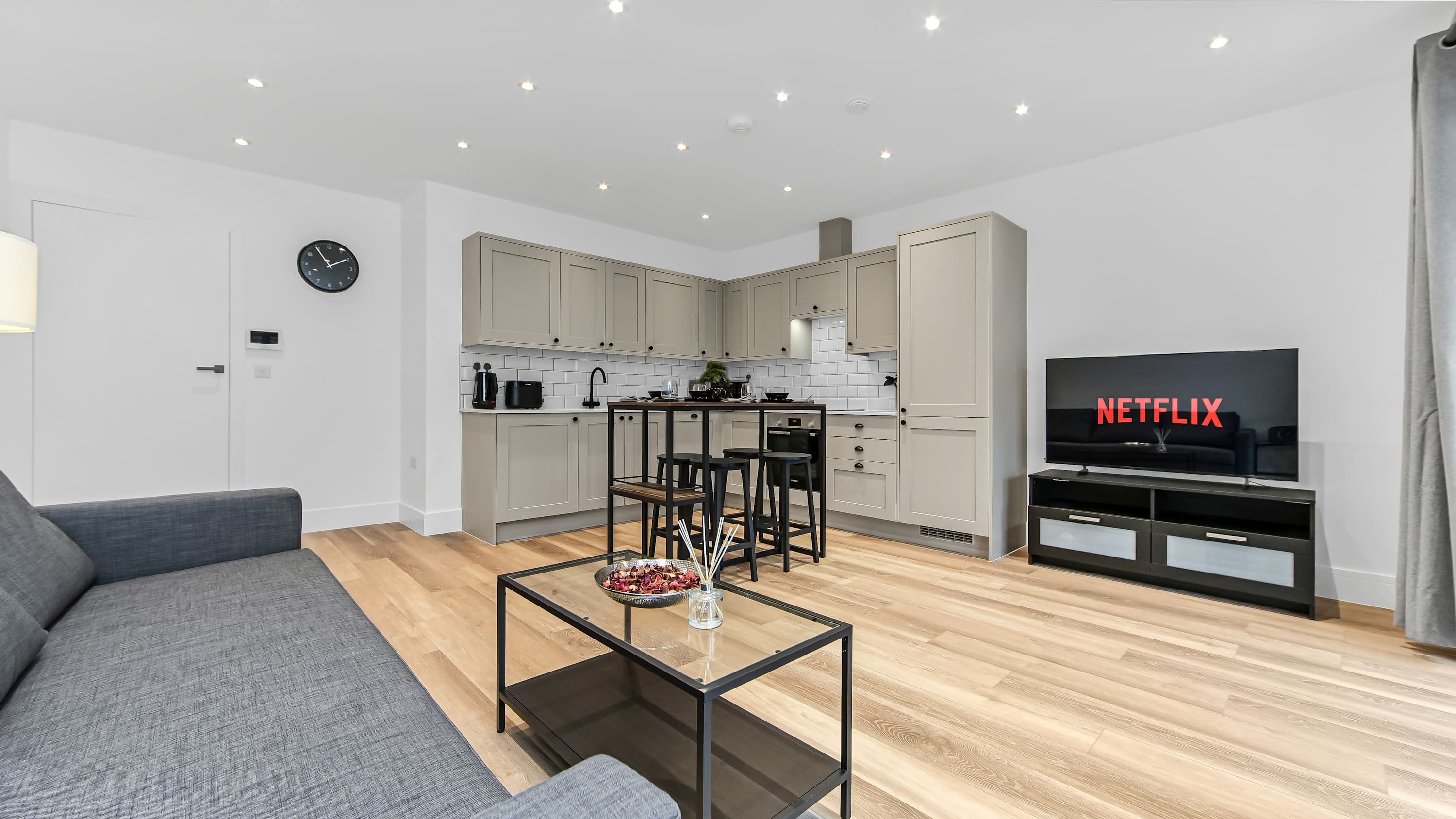 Stylish East Croydon Apartment w/ Private Balcony