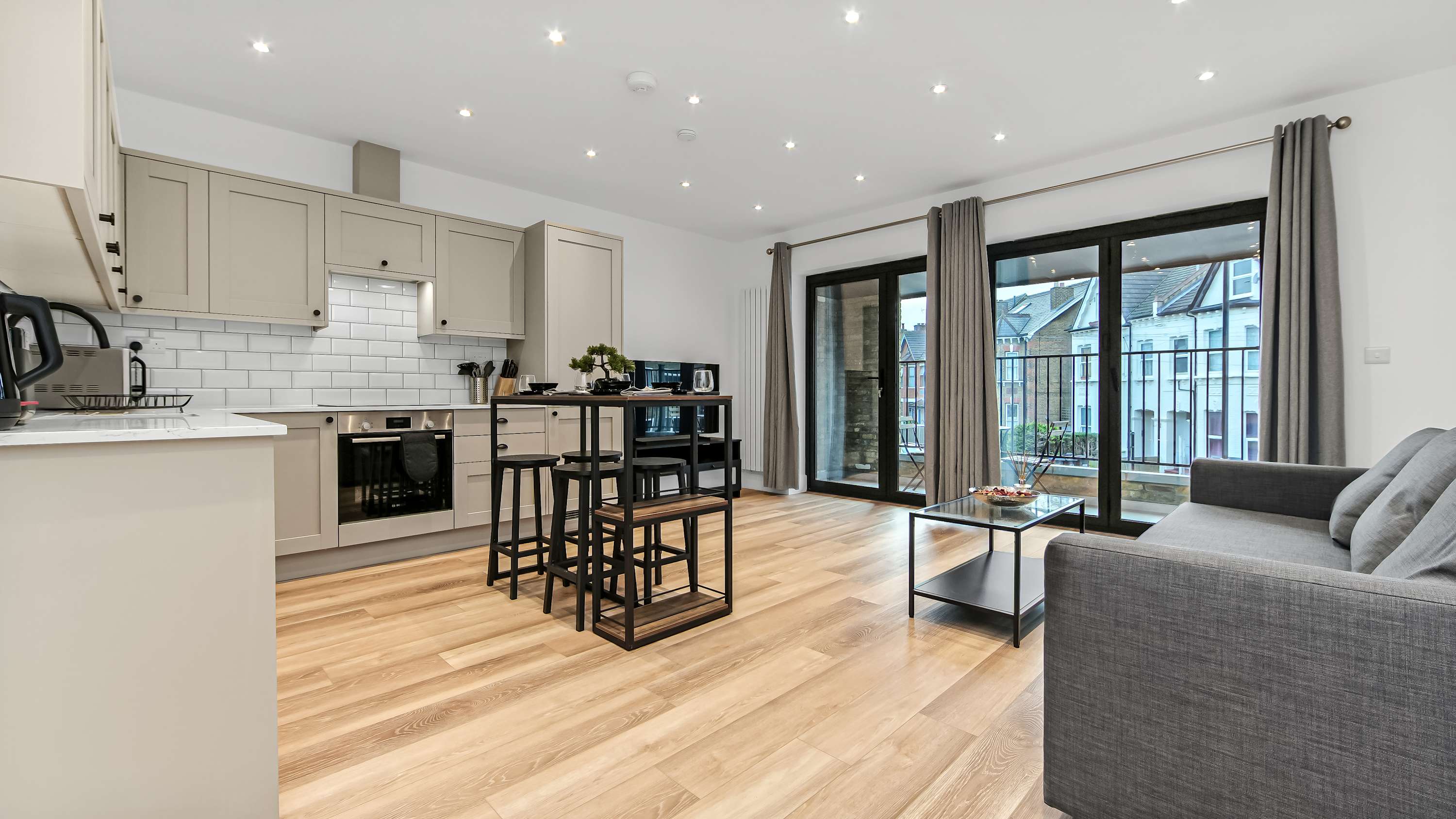 Stylish East Croydon Apartment w/ Private Balcony