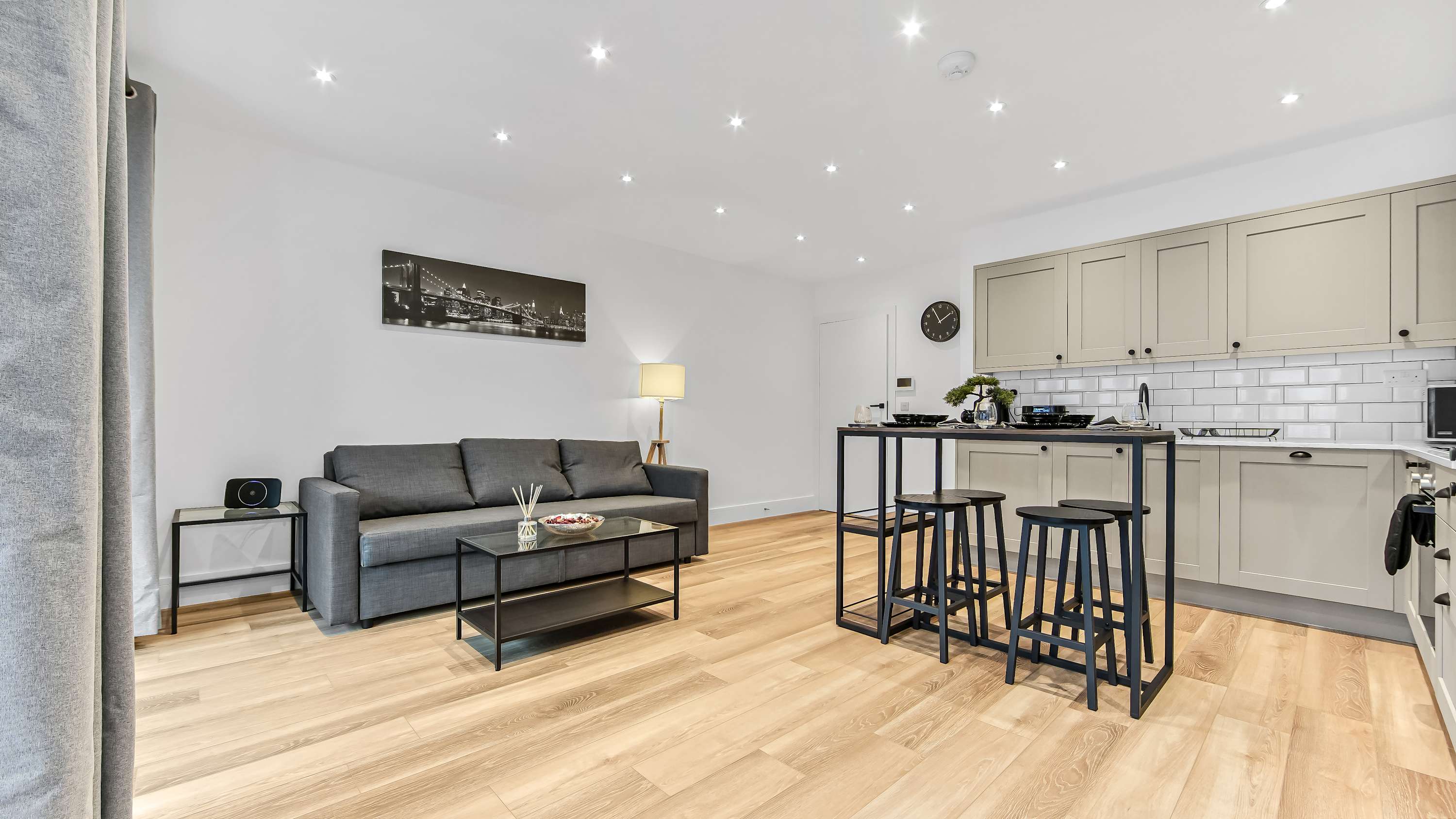 Stylish East Croydon Apartment w/ Private Balcony