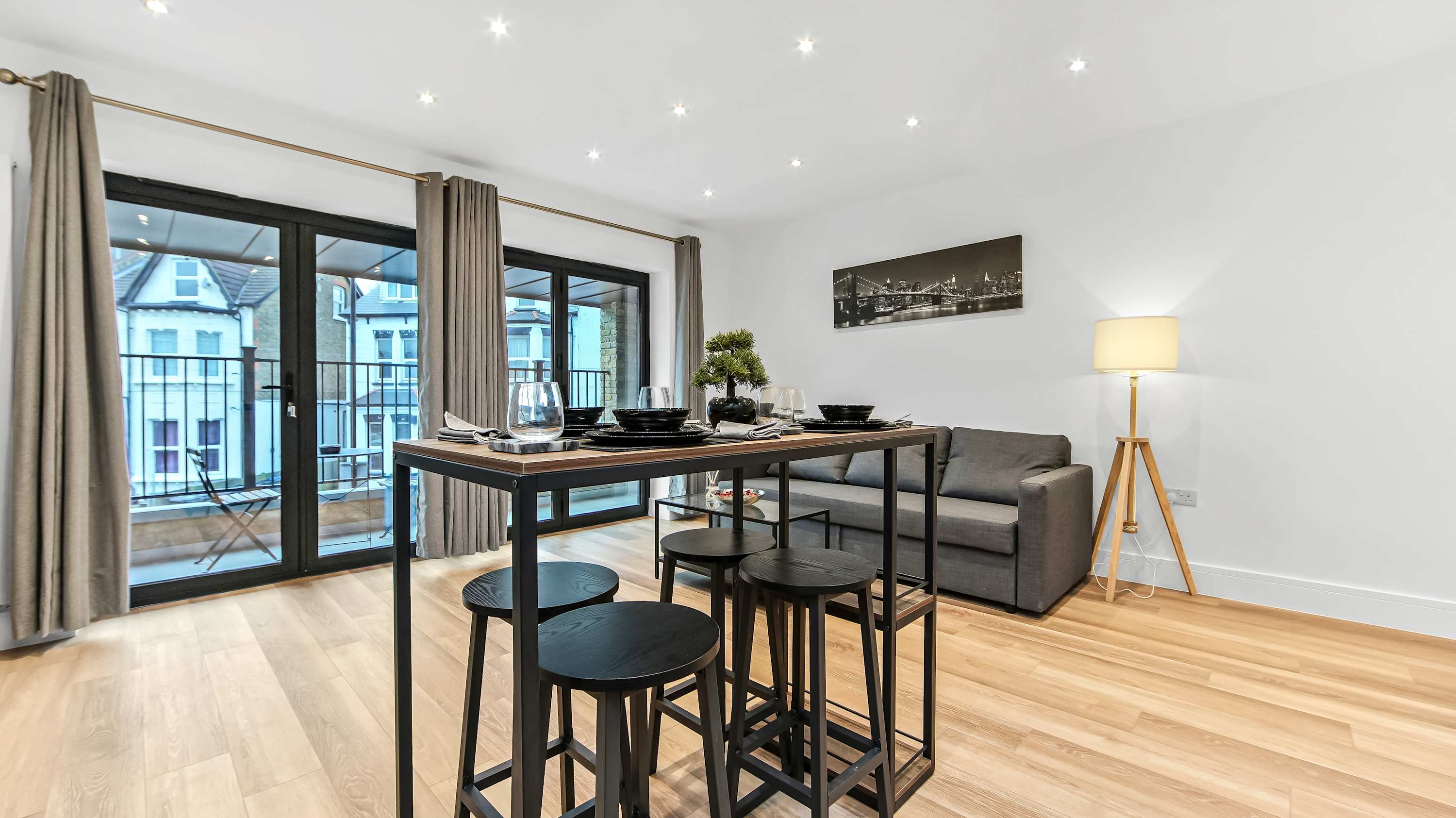 Stylish East Croydon Apartment w/ Private Balcony