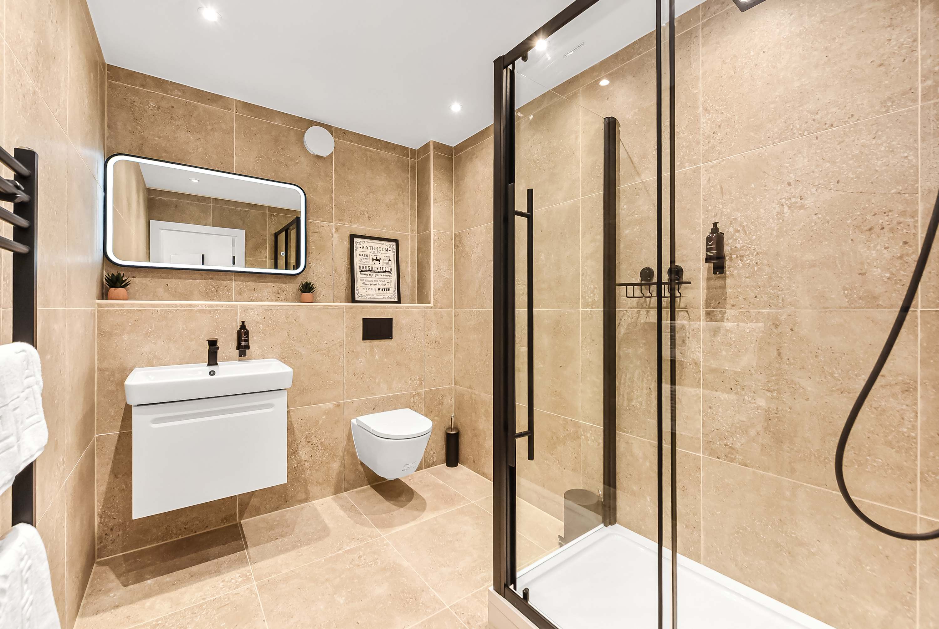 Stylish East Croydon Apartment w/ Private Balcony