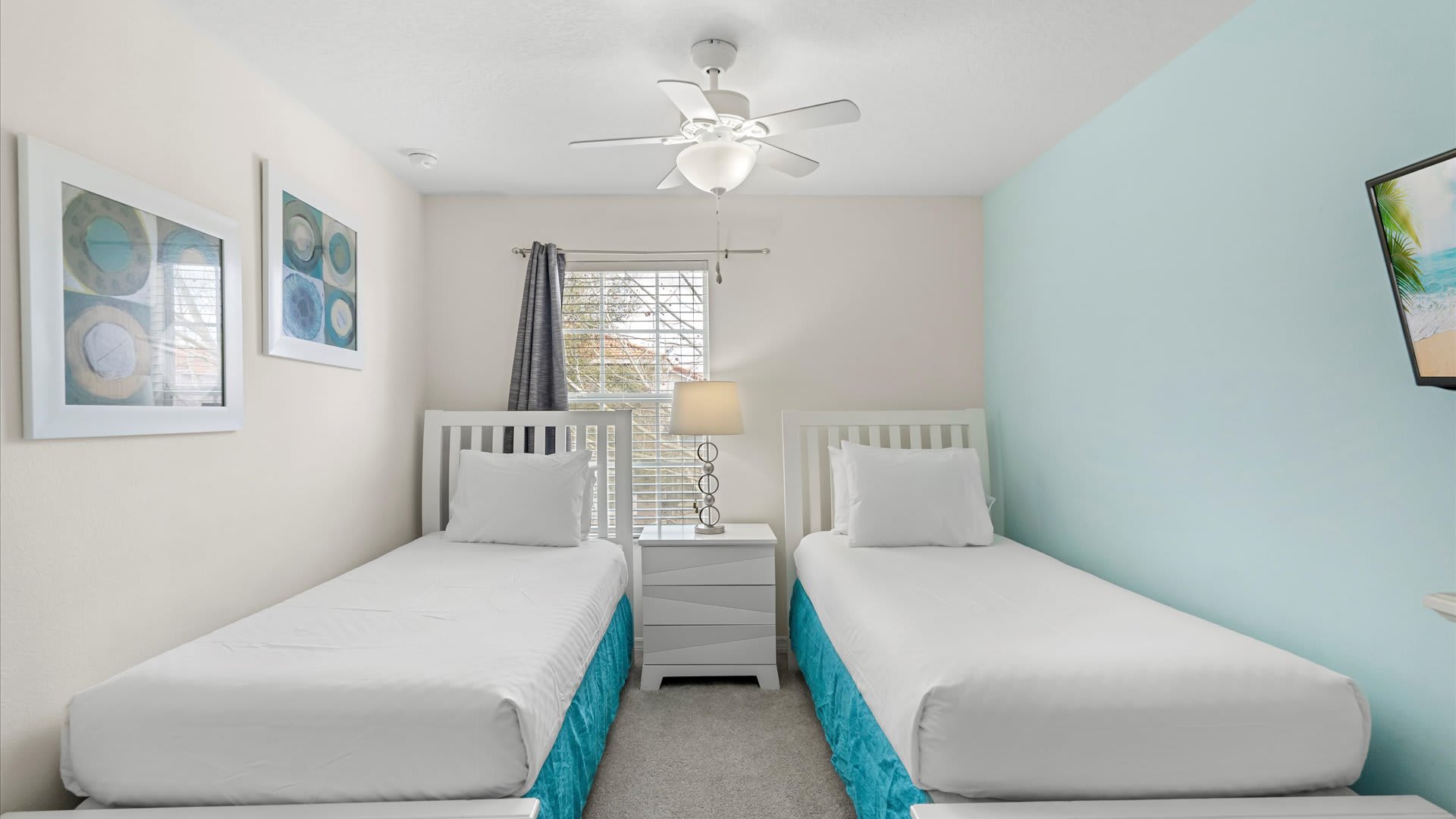 Twin Bedroom with 2 Single Beds and Smart TV