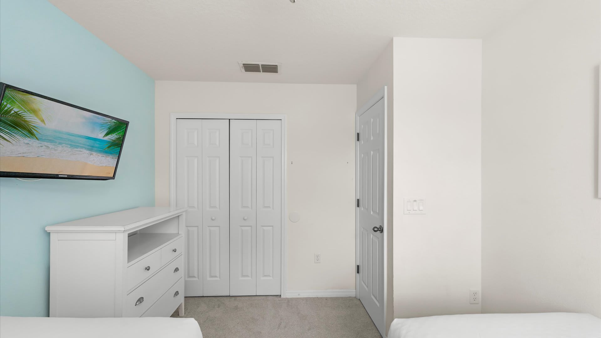 Twin Bedroom with 2 Single Beds and Smart TV