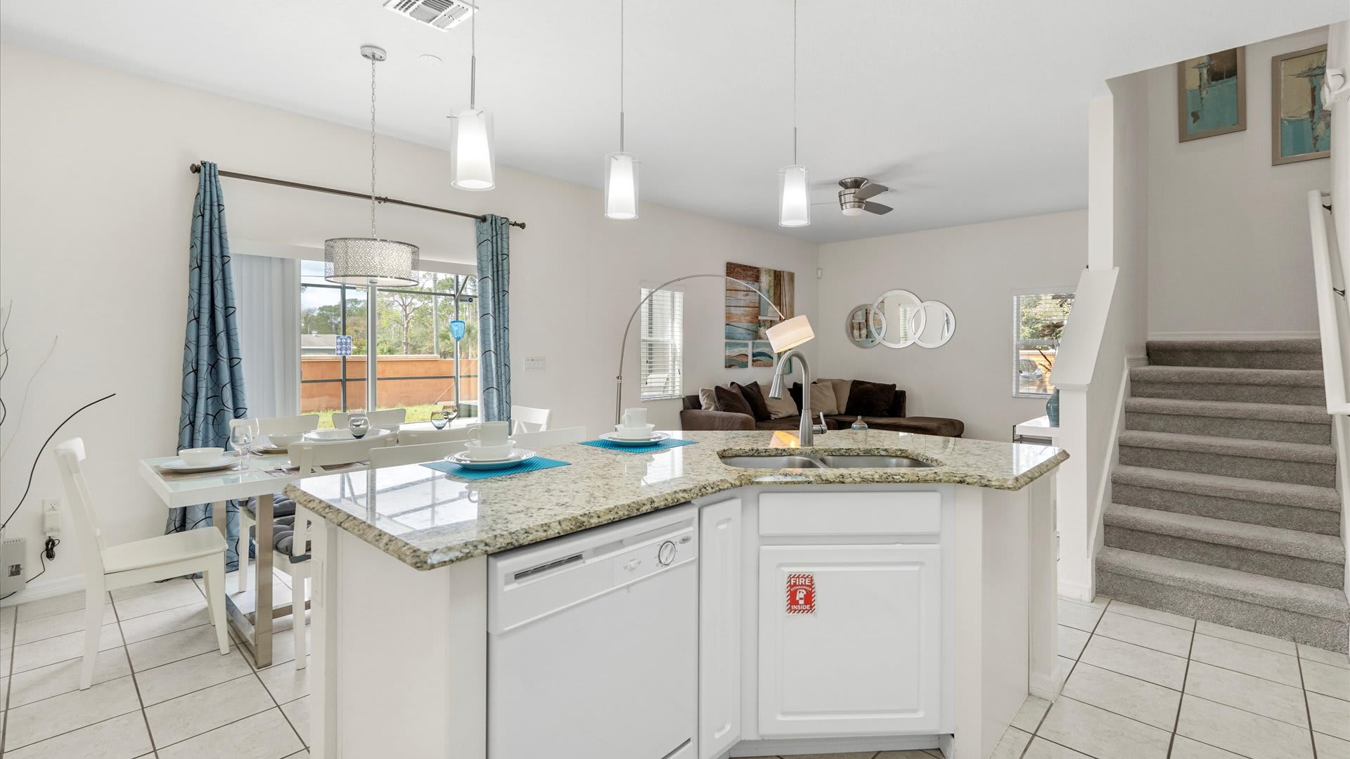 Fully Equipped Kitchen with Island 