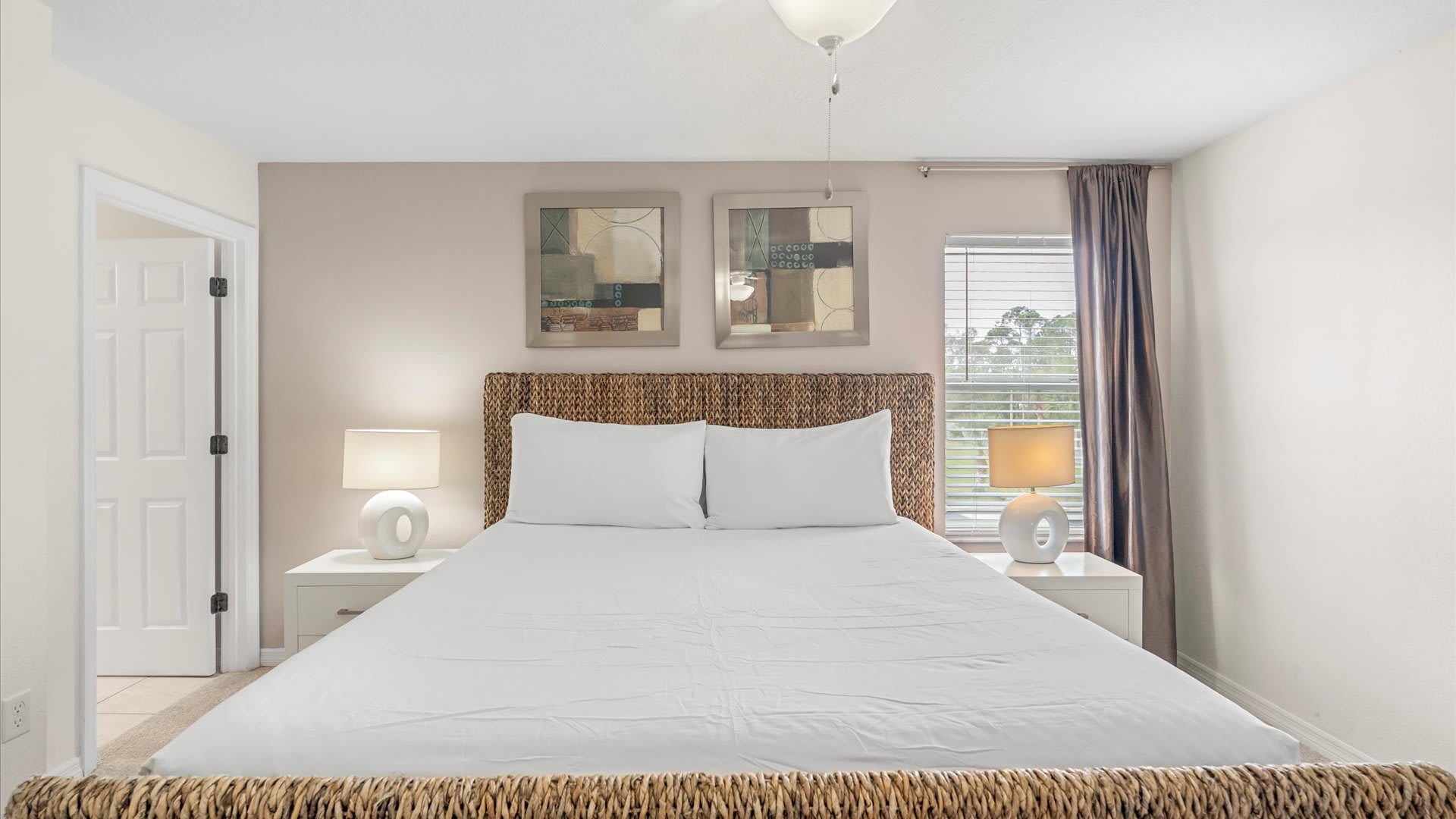 King bedroom with en-suite bathroom