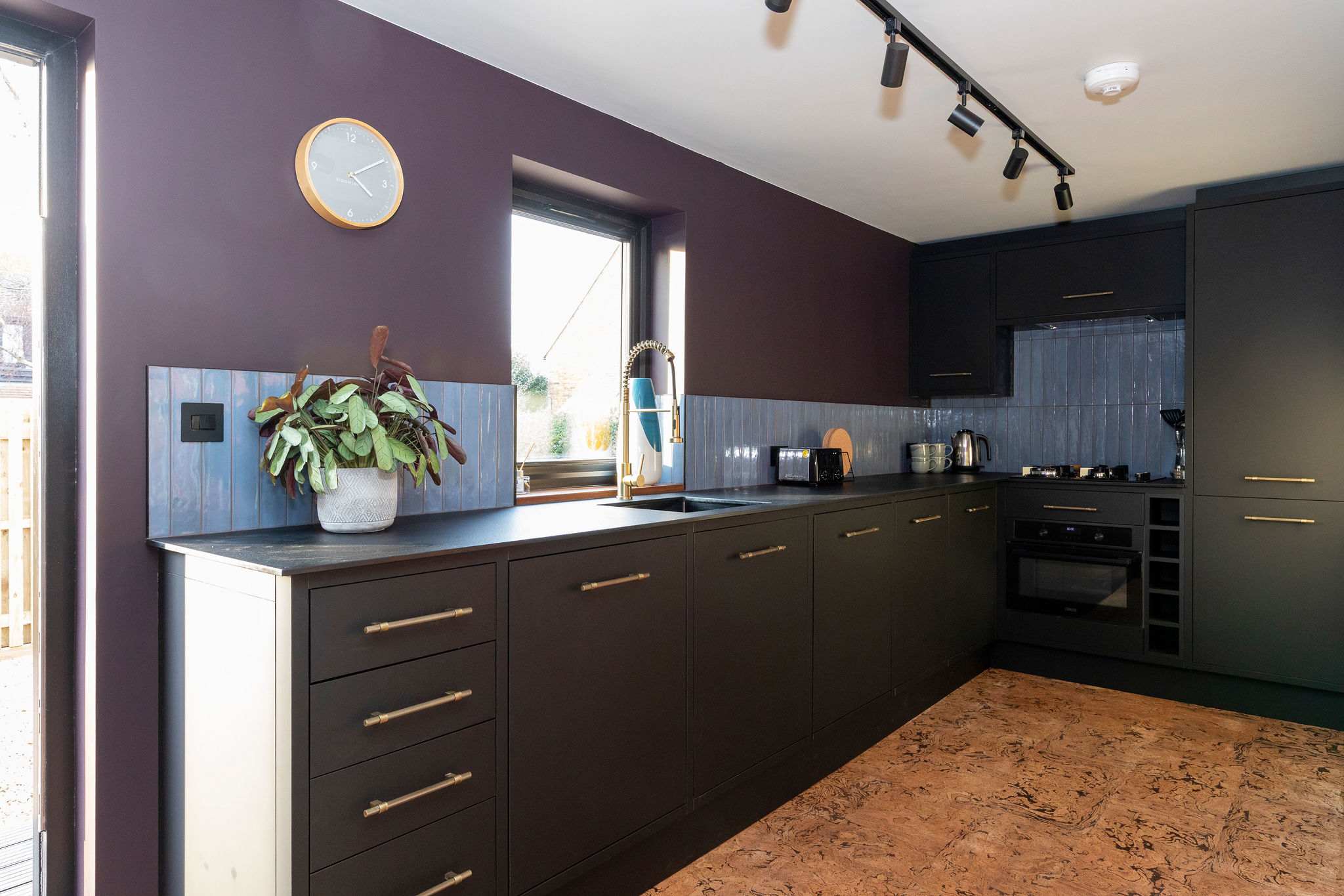 Fully equipped kitchen, with oven, toaster, dishwasher and fridge/freezer.