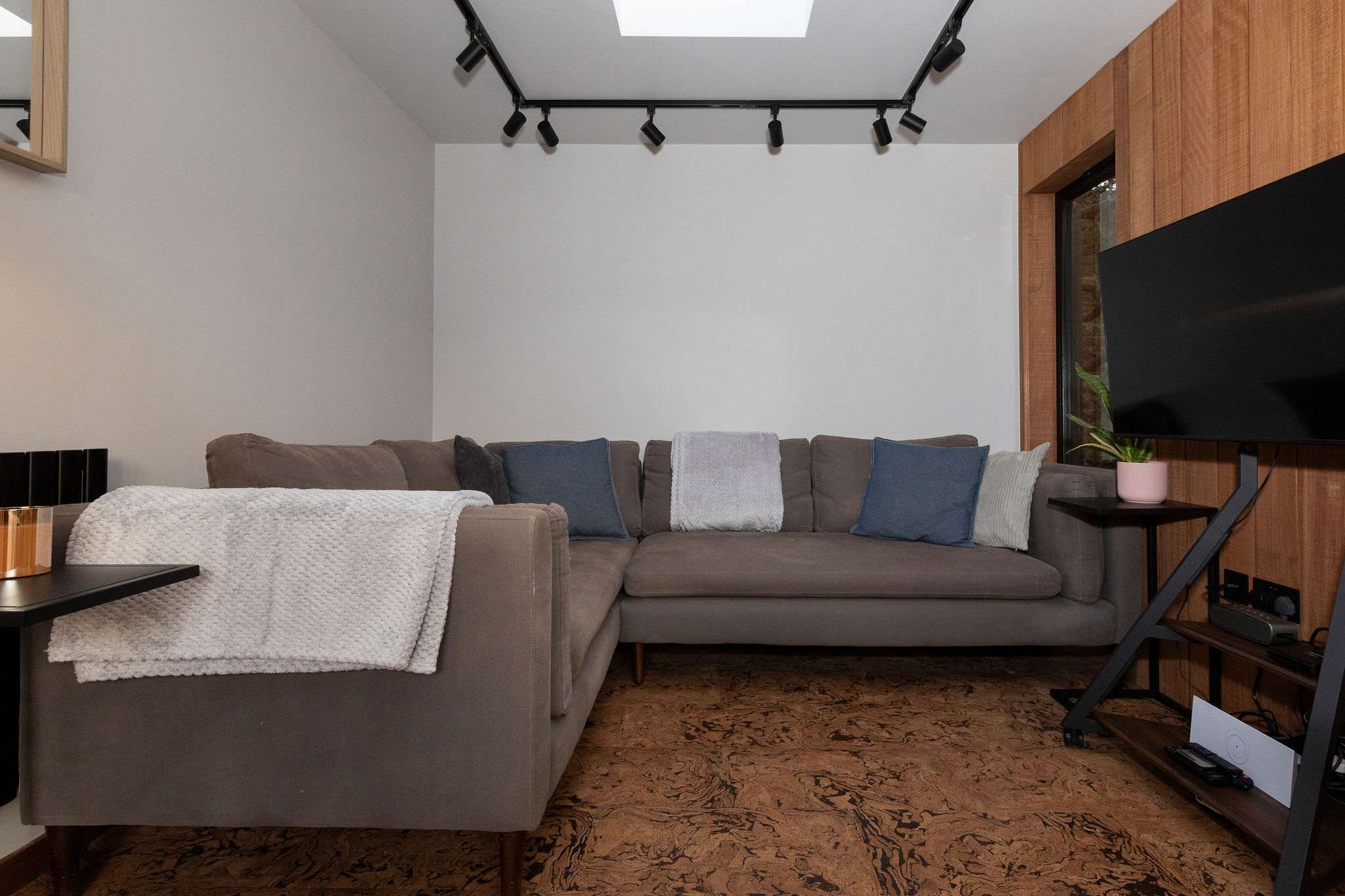 Cosy up on the L-shaped sofa and enjoy your favourite TV shows and movies on the smart tv!