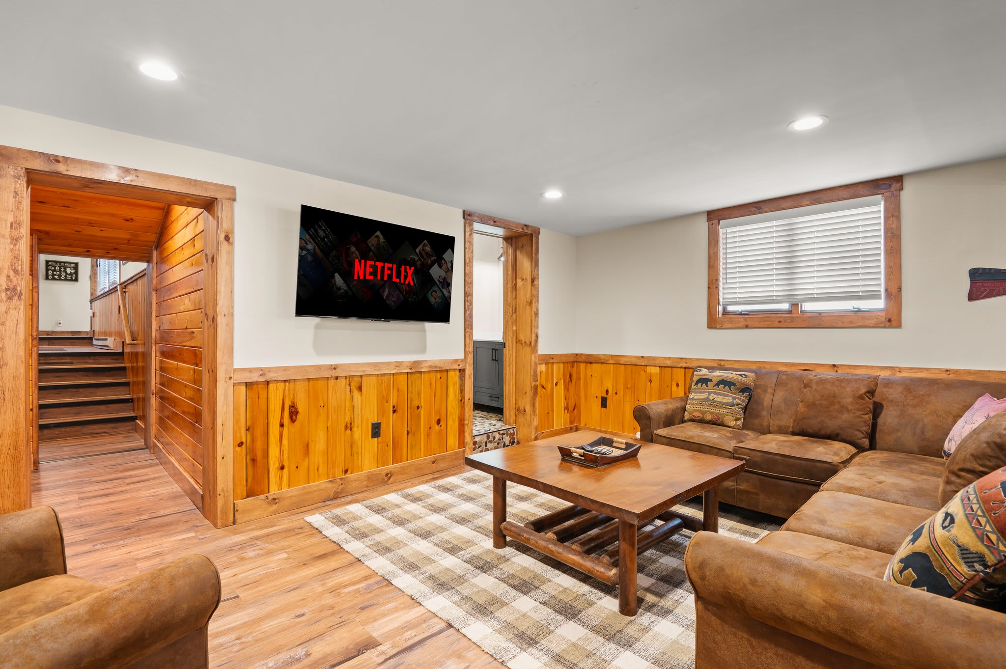 Movie-Ready Lounge Zone
Settle in for a Netflix night with comfy seating and classic cabin vibes all around.