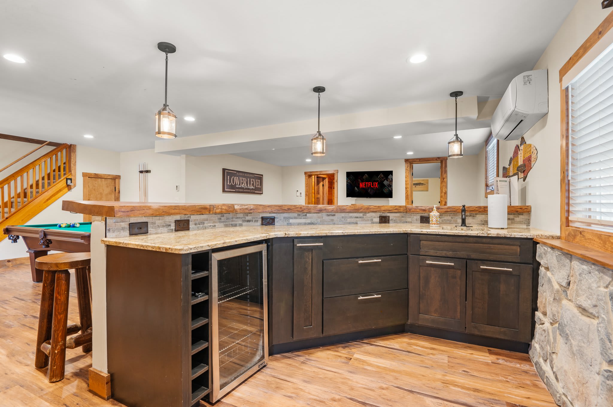 Entertainer’s Dream
This open bar and lounge area has all the space and style for unforgettable group gatherings.