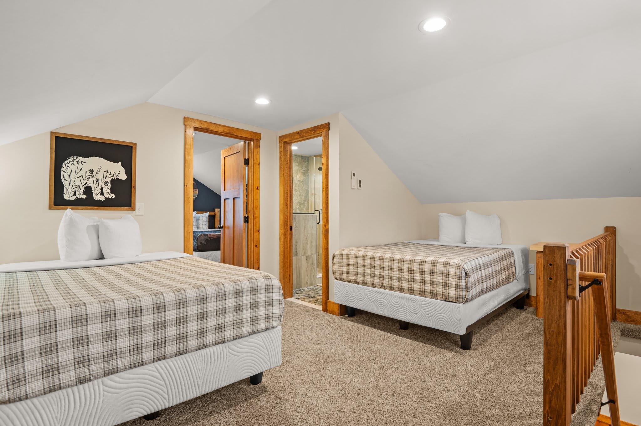 2 Beds Under the Eaves
Perfect for families or friends, this bedroom features twin beds, cozy lighting, and a relaxed cabin vibe.