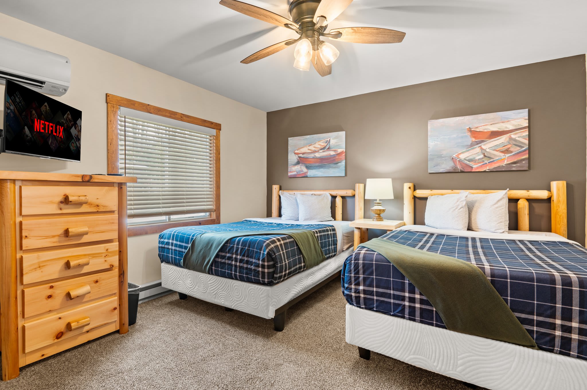 2 Double Beds with a Cabin Feel
A spacious and cozy room with two double beds, perfect for kids or friends traveling together.