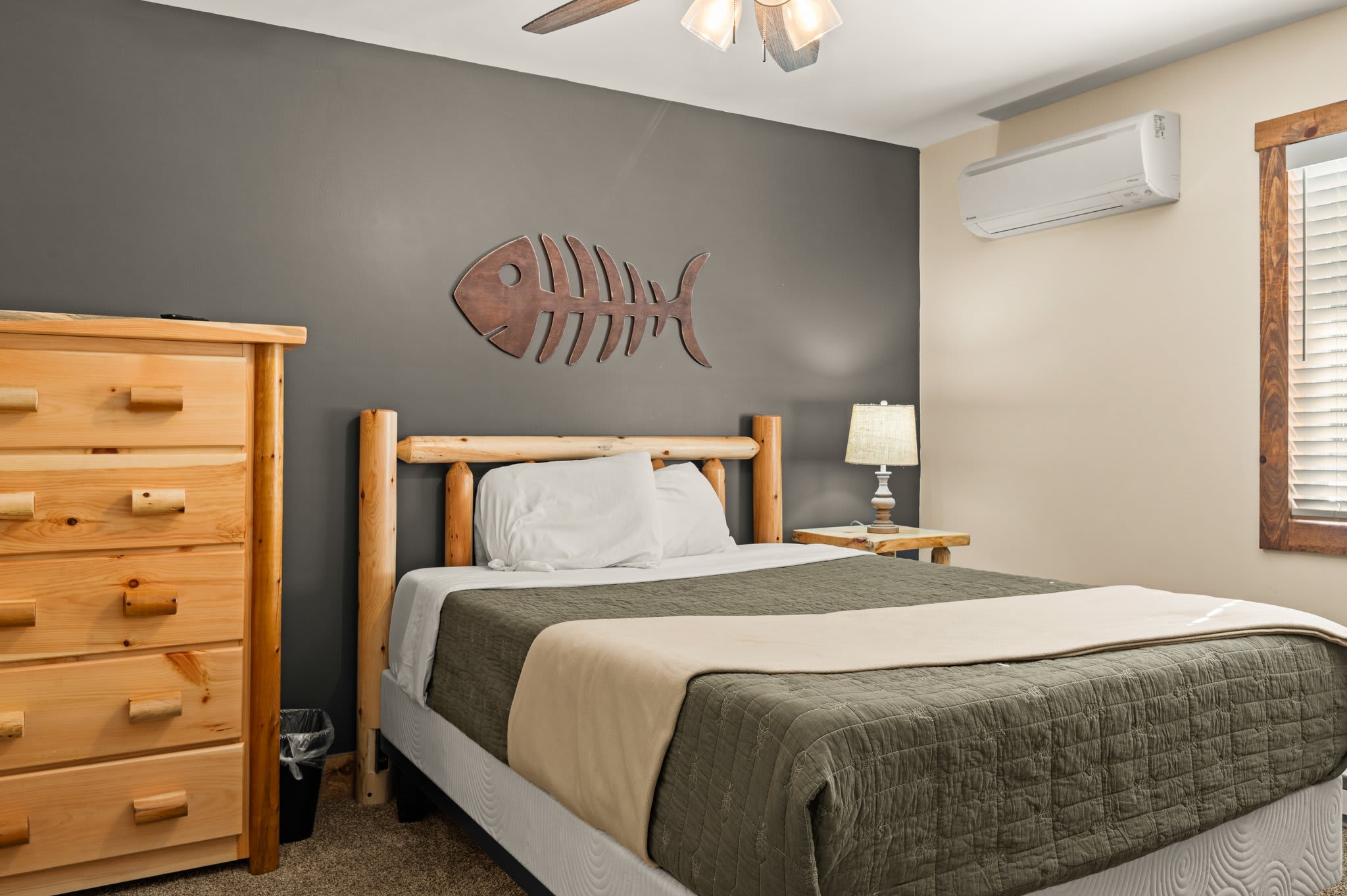 Lodge-Style Detail
With subtle fish-themed decor and soft lighting, this bedroom is all about peaceful mountain vibes.
