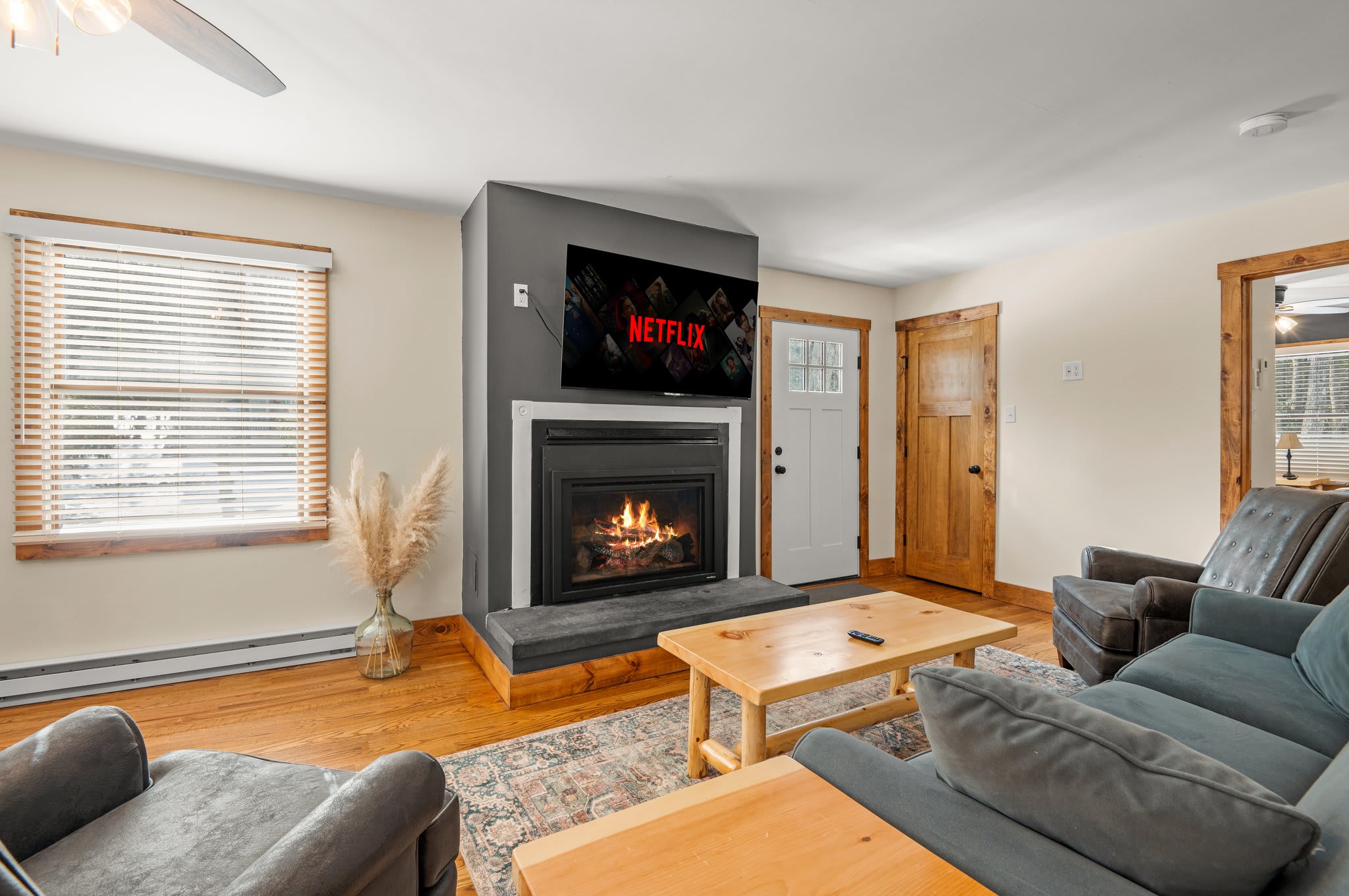 Fireplace and Movie Nights
Kick back in the cozy living room with a fireplace, comfy seating, and a smart TV ready for Netflix.