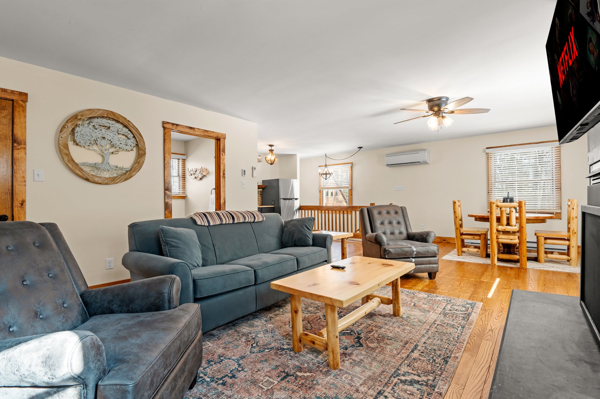 Comfortable and Connected
Spacious seating, warm tones, and an open layout make this the heart of your stay.