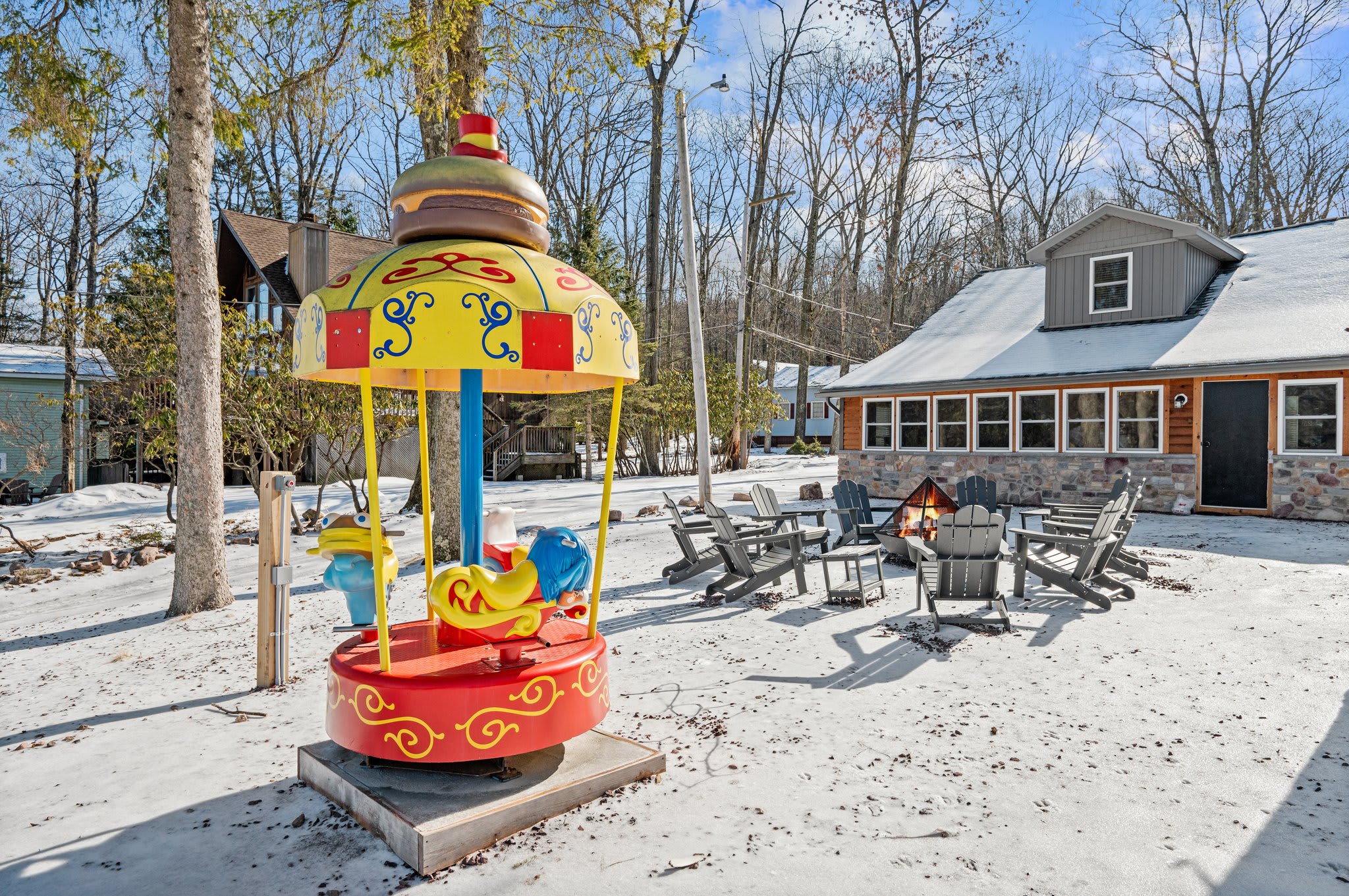 Outdoor Play and Fire Pit Fun
Let the kids run wild while the grownups gather around the fire, this backyard setup was made for memories.