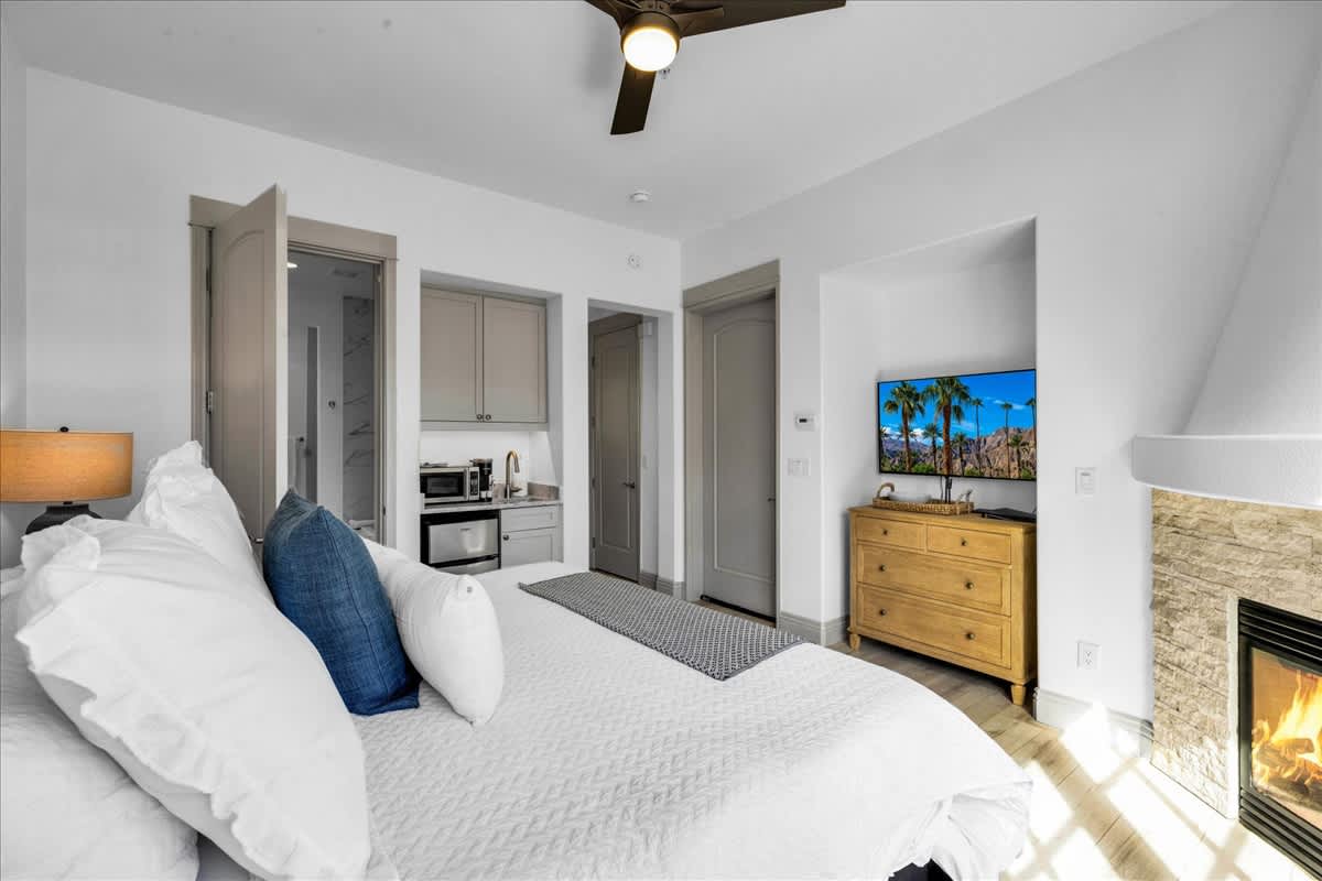 Remodeled LV Studio with Private Patio #C - Photo 3