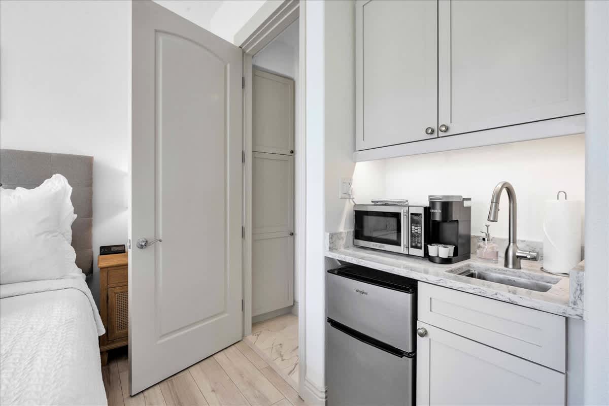 Remodeled LV Studio with Private Patio #C - Photo 5