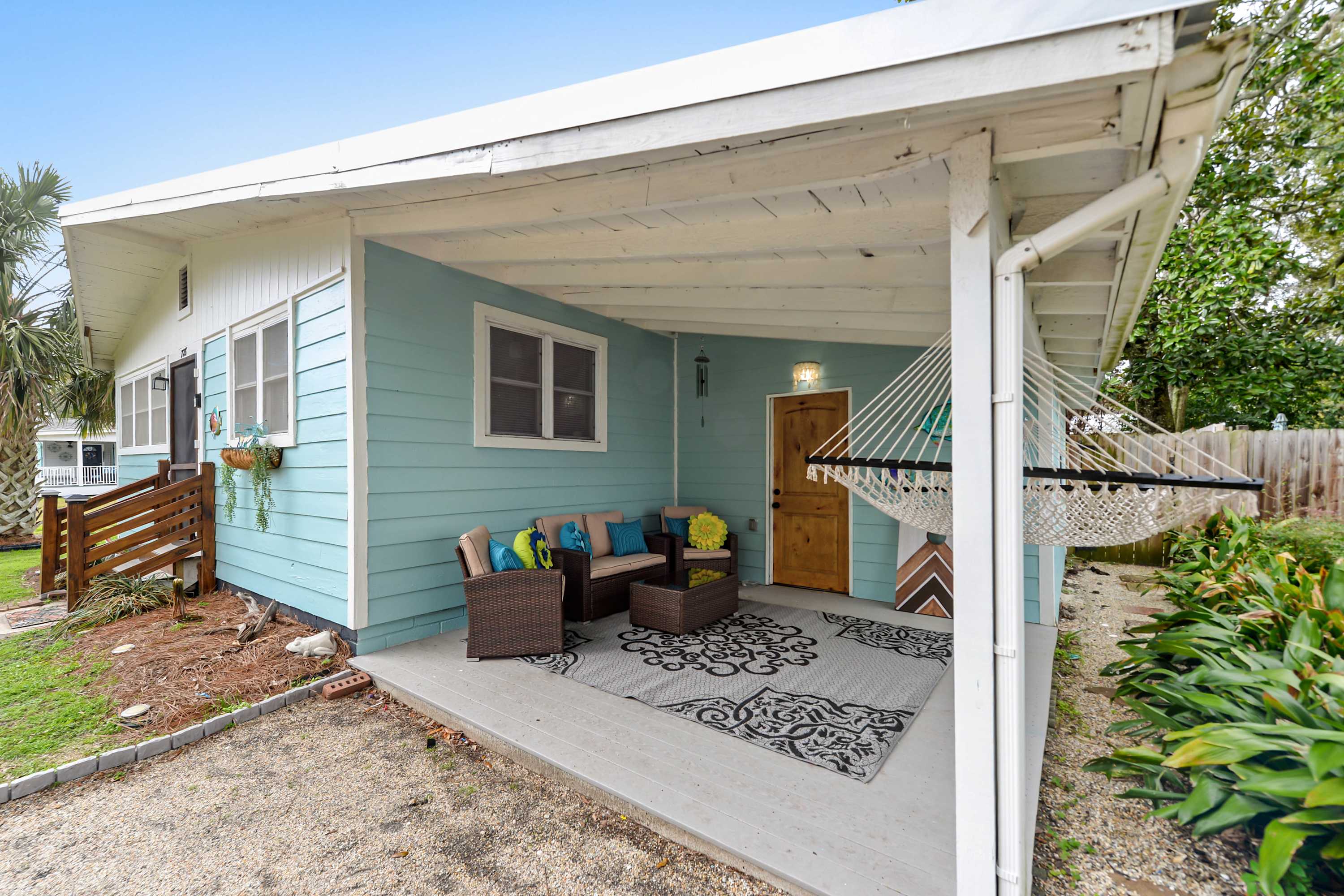 Sandy Feet Getaway, Spacious Coastal Retreat, 3 MIn Walk to Coast — Gulfport, MS — vacation rental