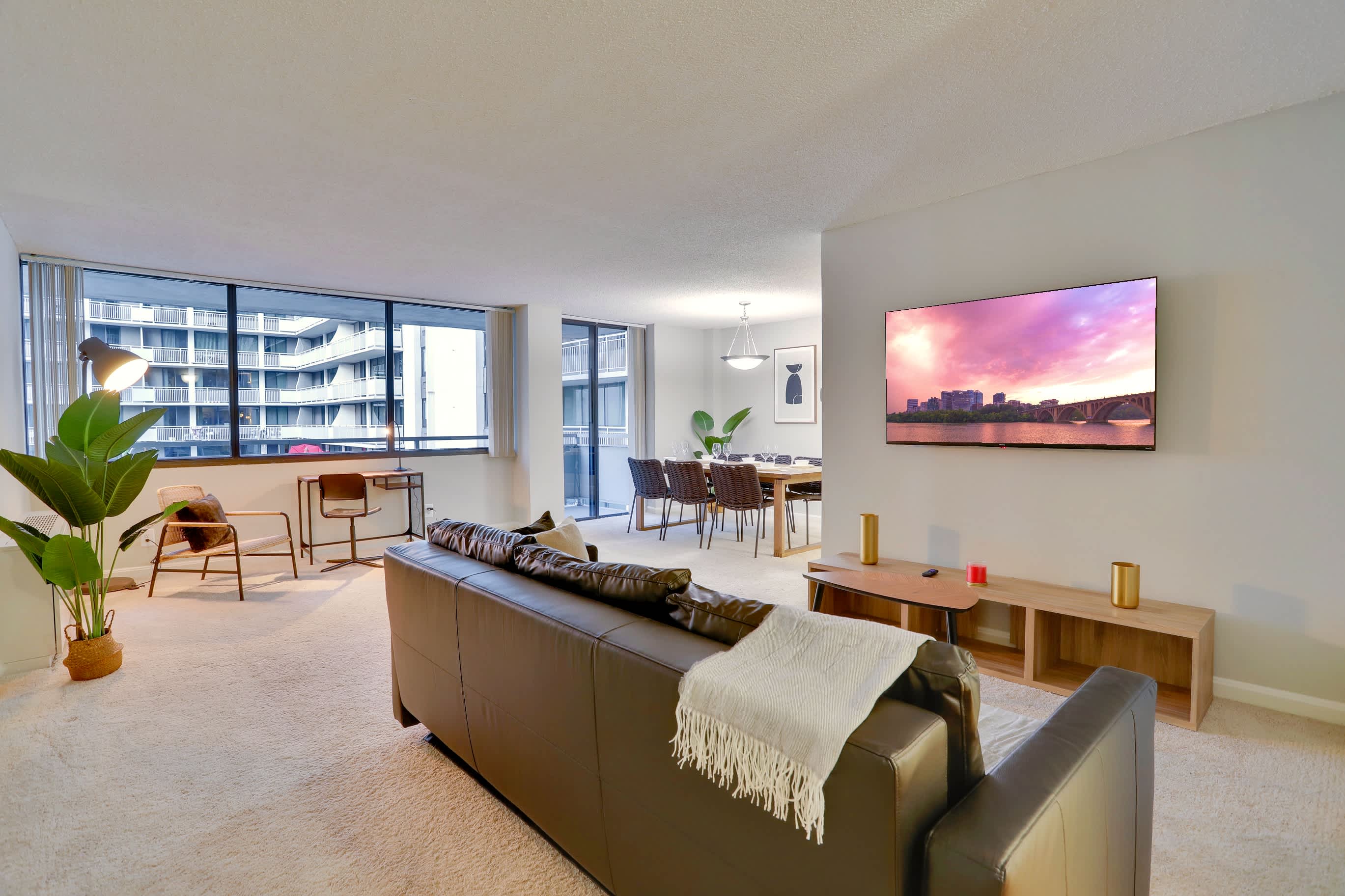 Stylish Retreat Steps From Metro - Modern Comfort And Convenience - Arlington, VA