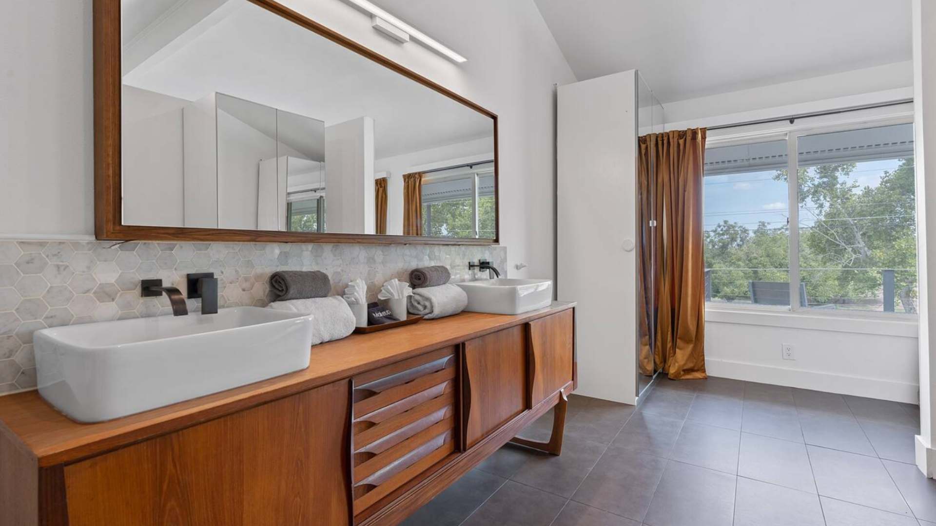 Modern en-suite bathroom with double vanity