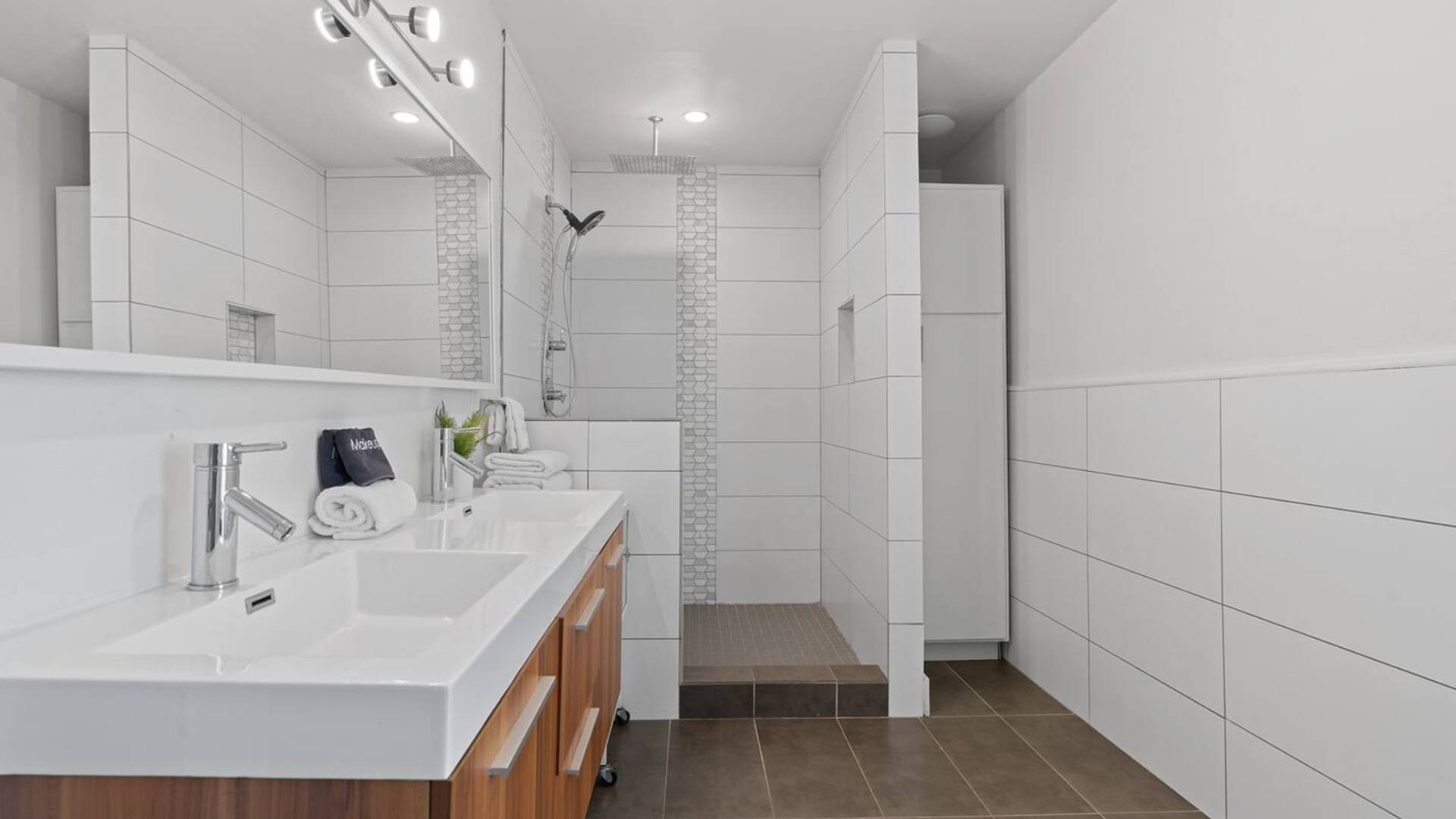 Contemporary en-suite bathroom 