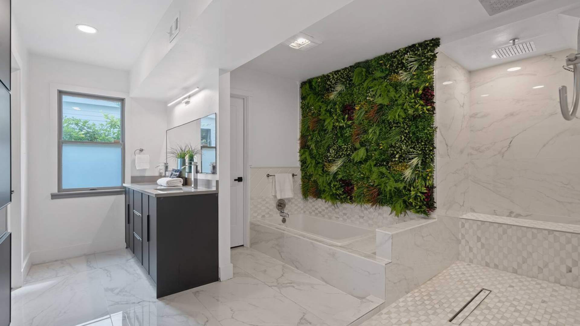 Gorgeous full bathroom with white marble finishes 