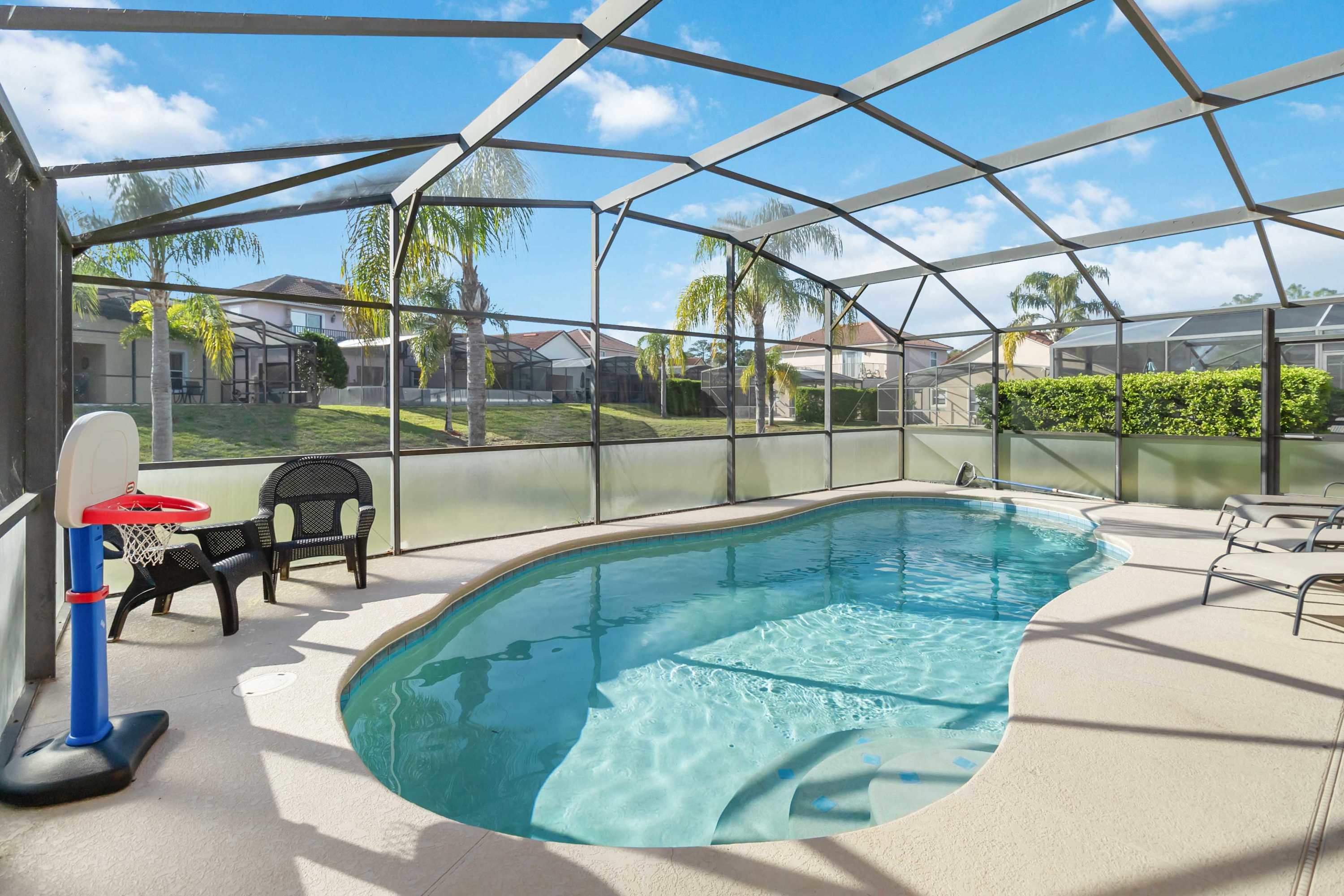 Spacious 4 Bedroom Pool House, 2 Master suites