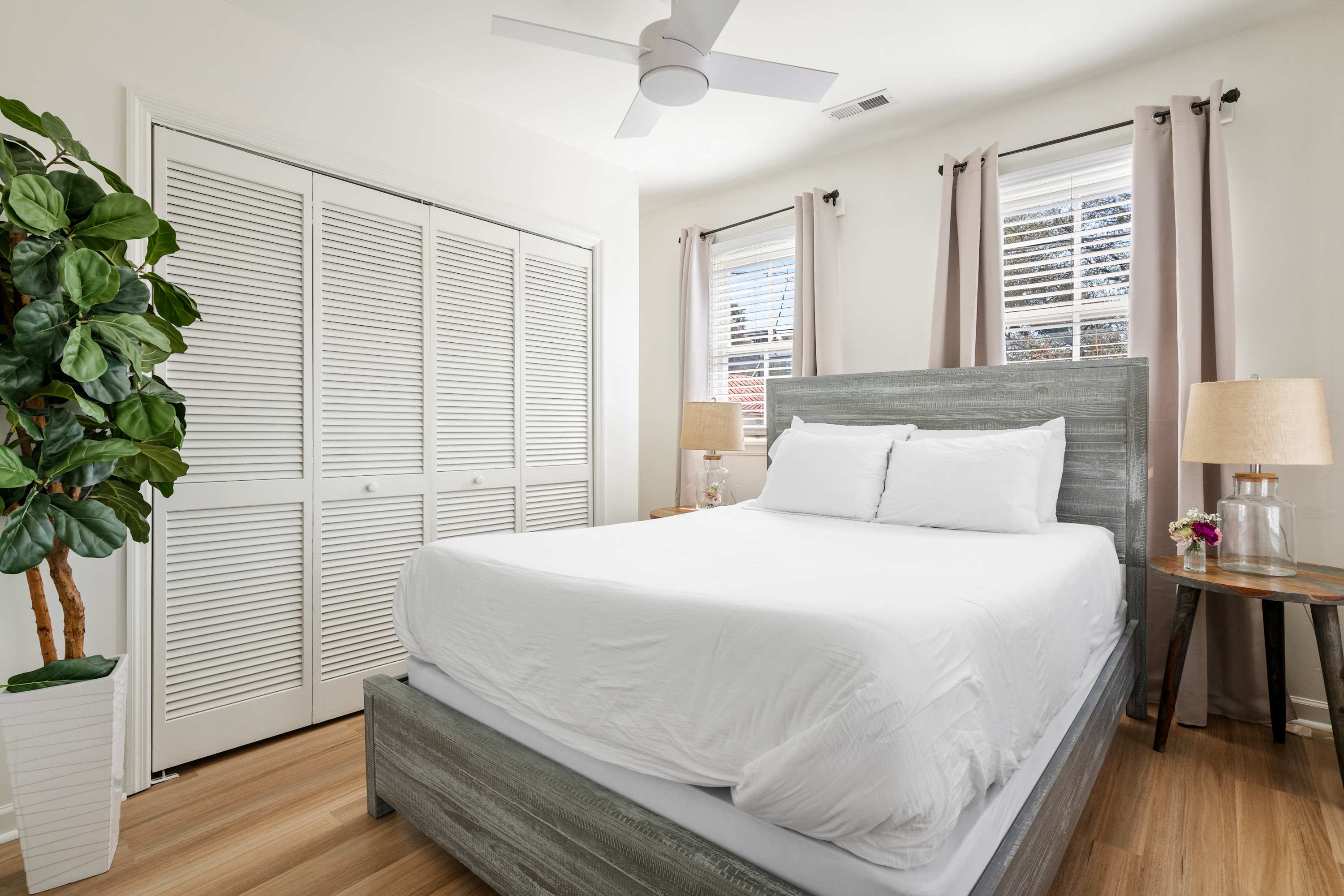 Bedroom #3: Queen Bed + closet