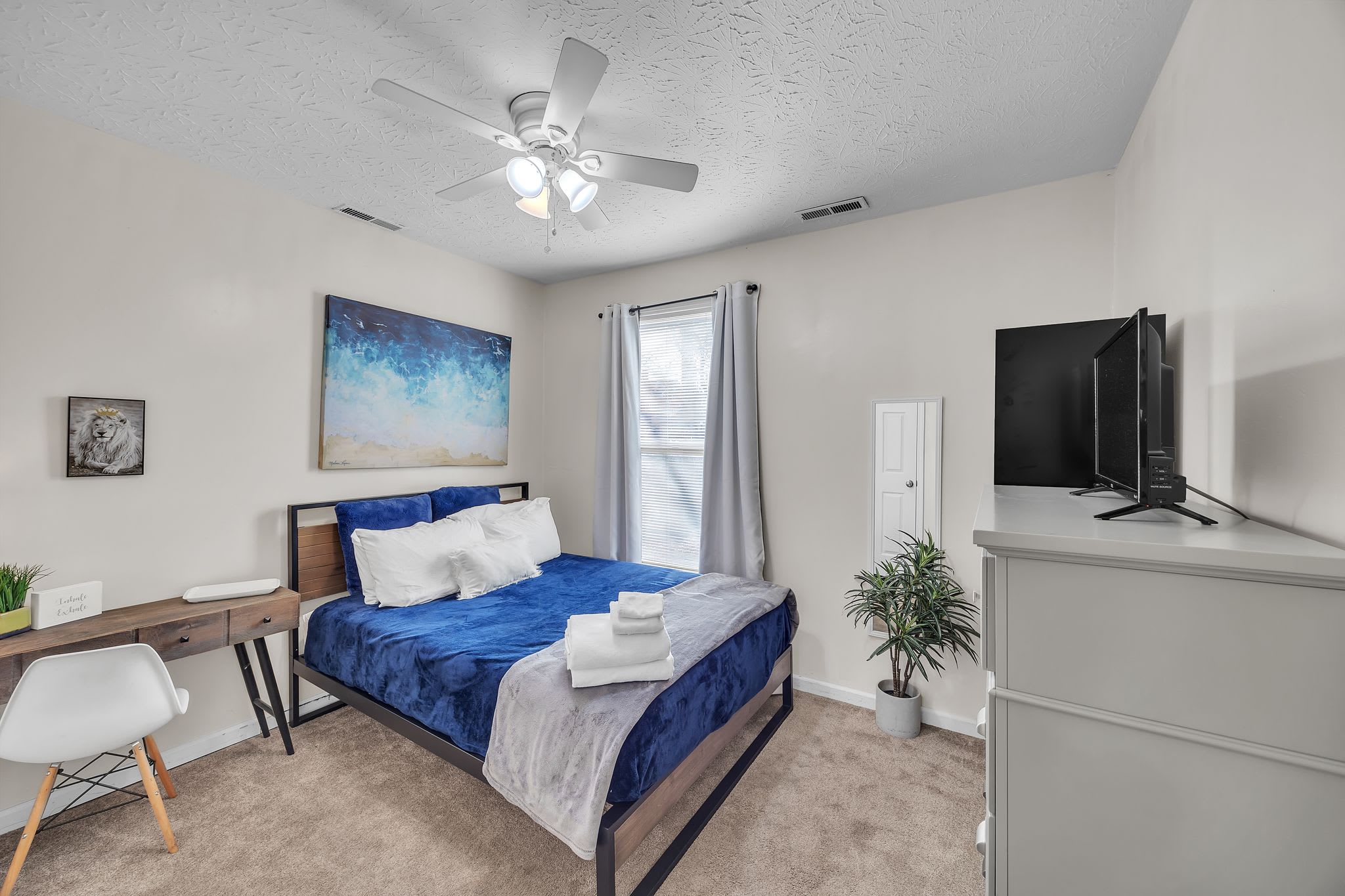 Cozy 2BR Getaway | Near Downtown Cincinnati — Ludlow, KY — vacation rental