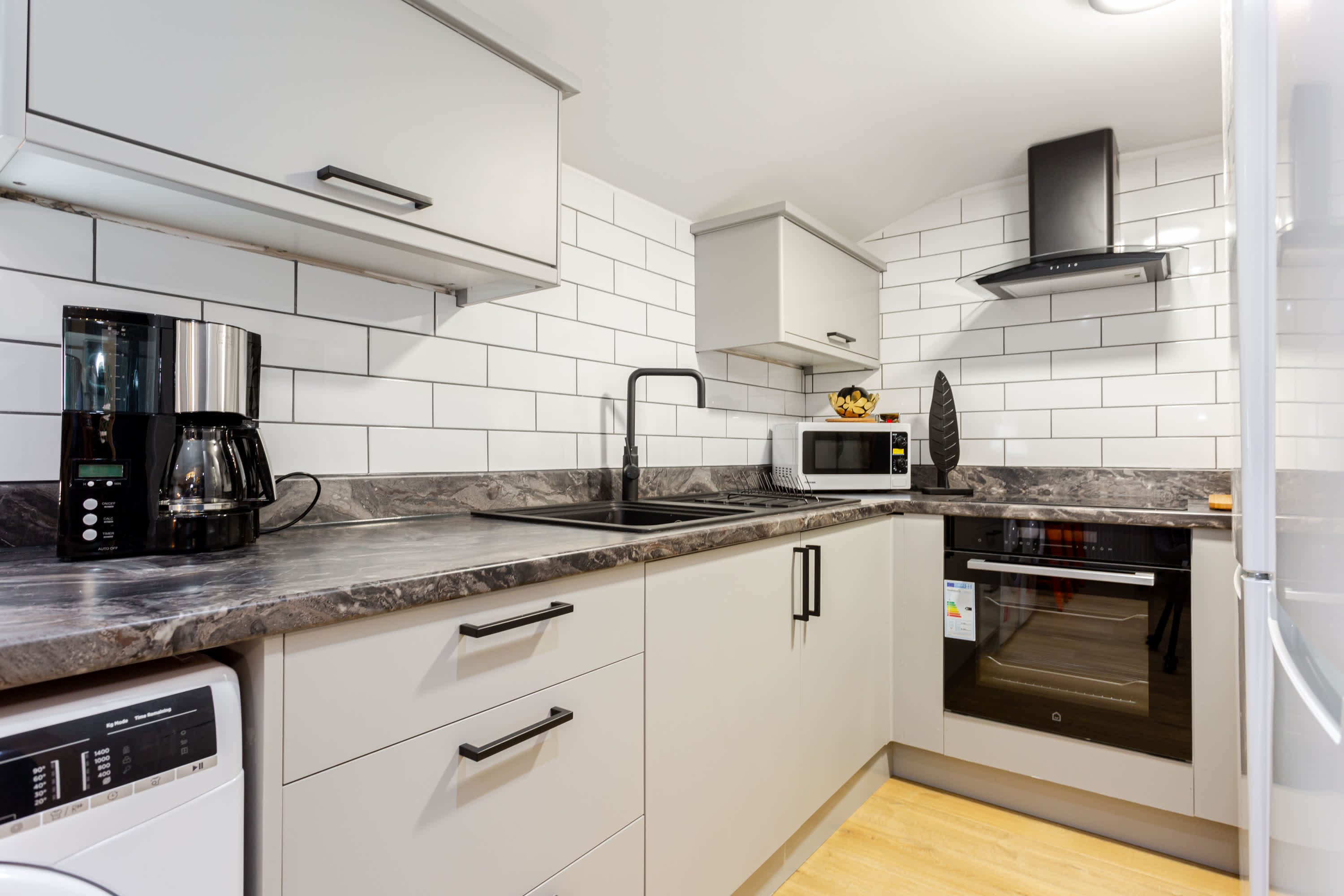 Ashton Luxury Getaway Sleeps 14 with 2  Free Parking Space in Church Street 18 OL6 6XE - Property image 5 - VivreStays