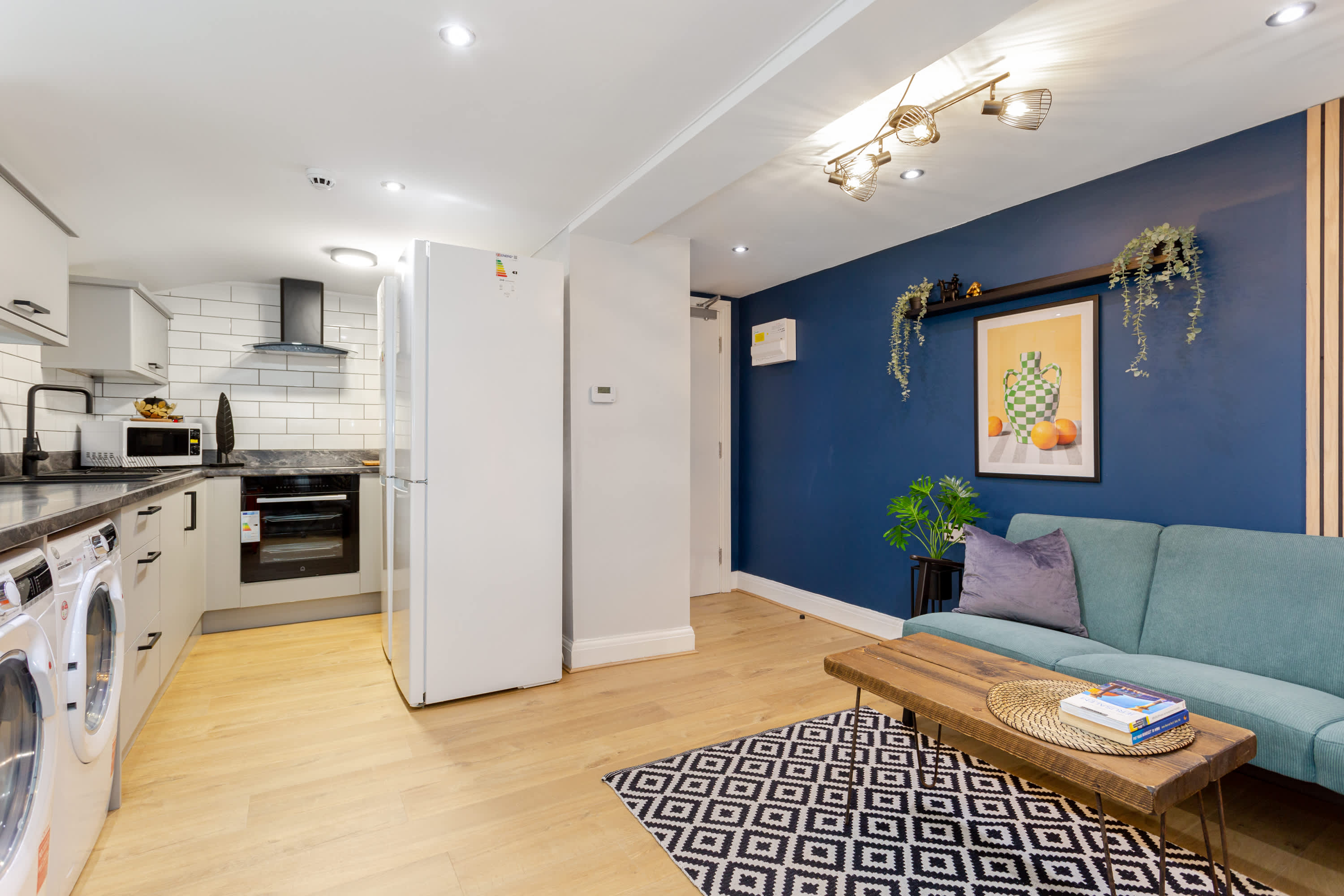Ashton Luxury Getaway Sleeps 14 with 2  Free Parking Space in Church Street 18 OL6 6XE - Property image 14 - VivreStays