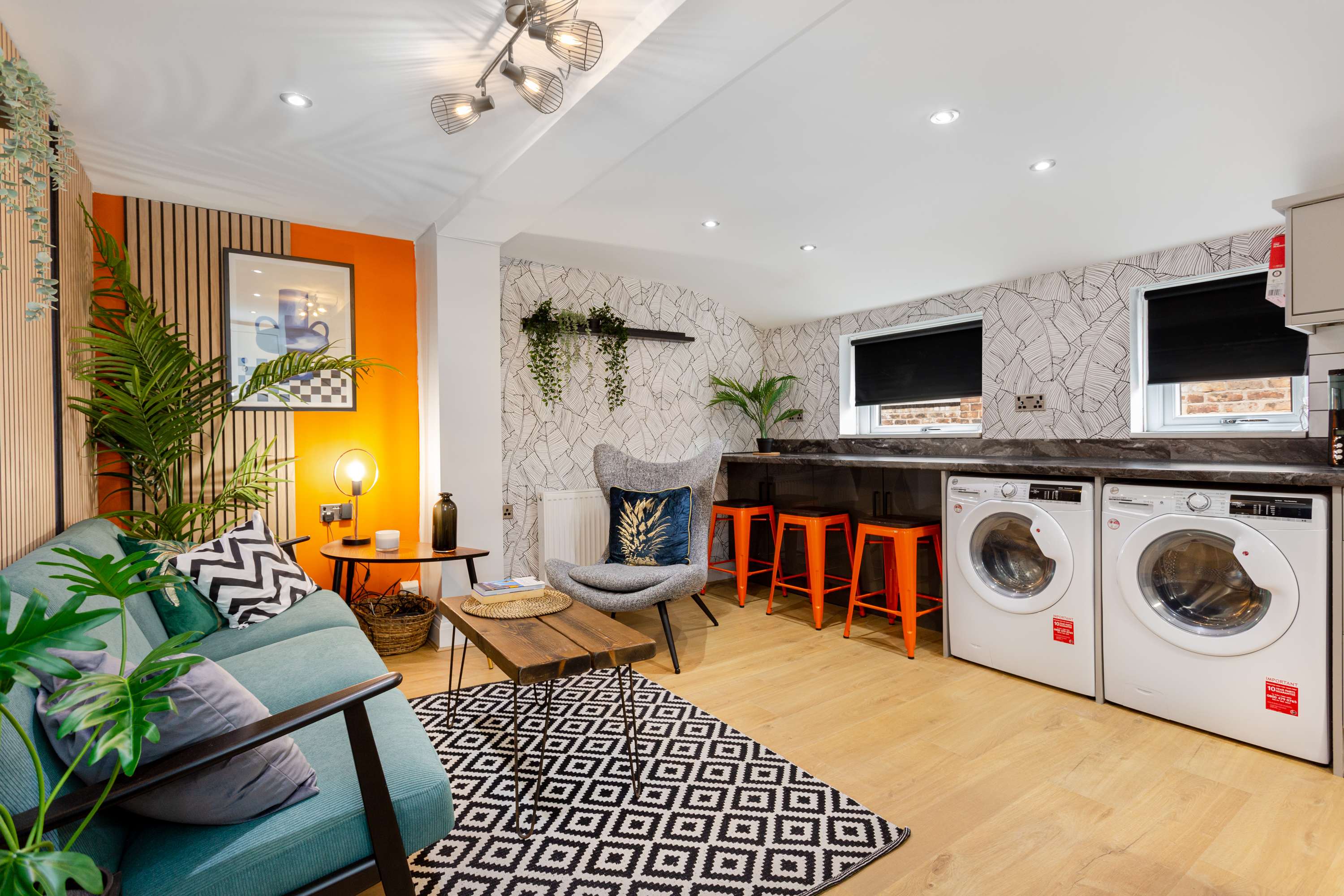 Ashton Luxury Getaway Sleeps 14 with 2  Free Parking Space in Church Street 18 OL6 6XE - Property image 3 - VivreStays