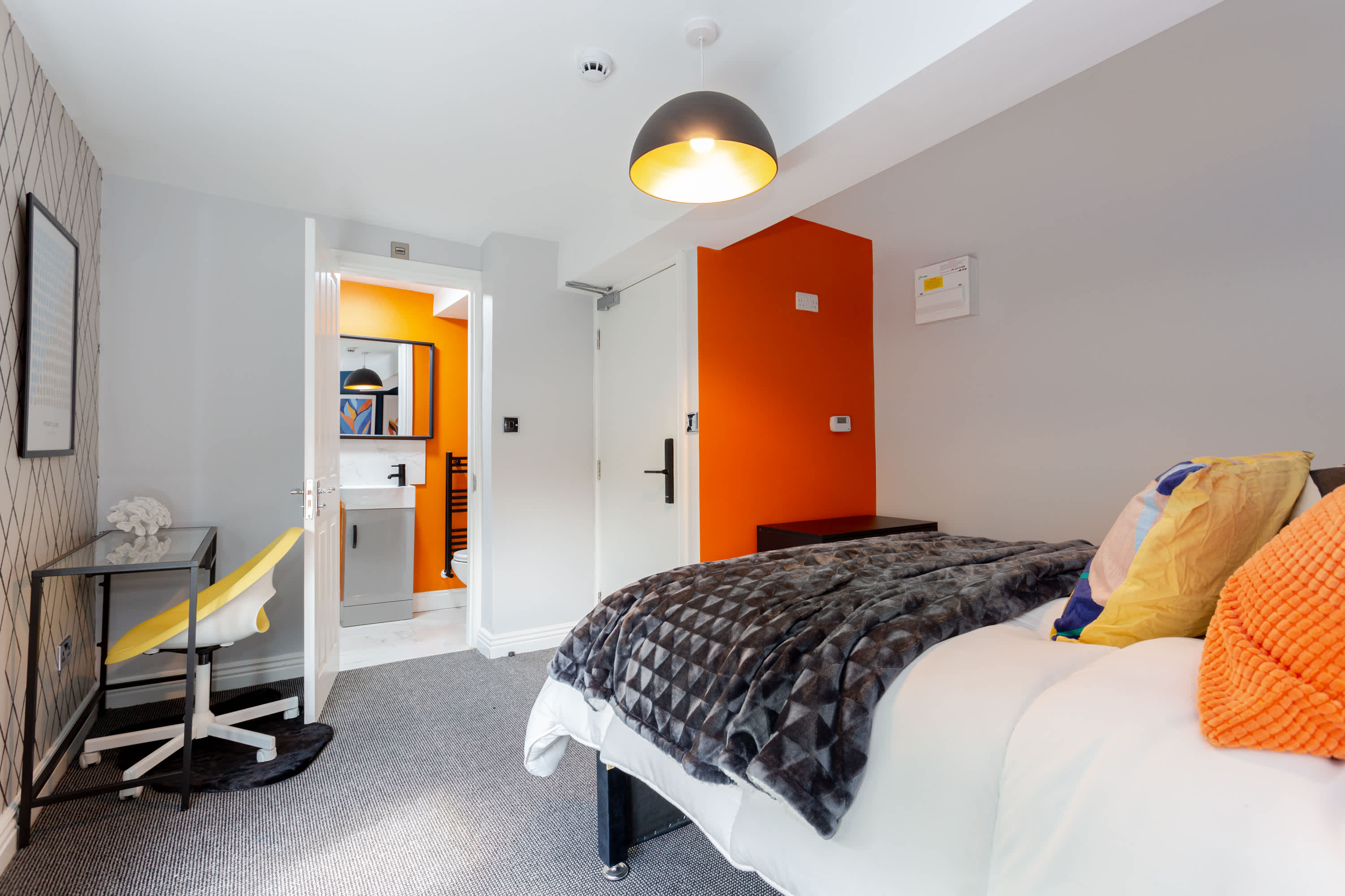 Ashton Luxury Getaway Sleeps 14 with 2  Free Parking Space in Church Street 18 OL6 6XE - Property image 20 - VivreStays