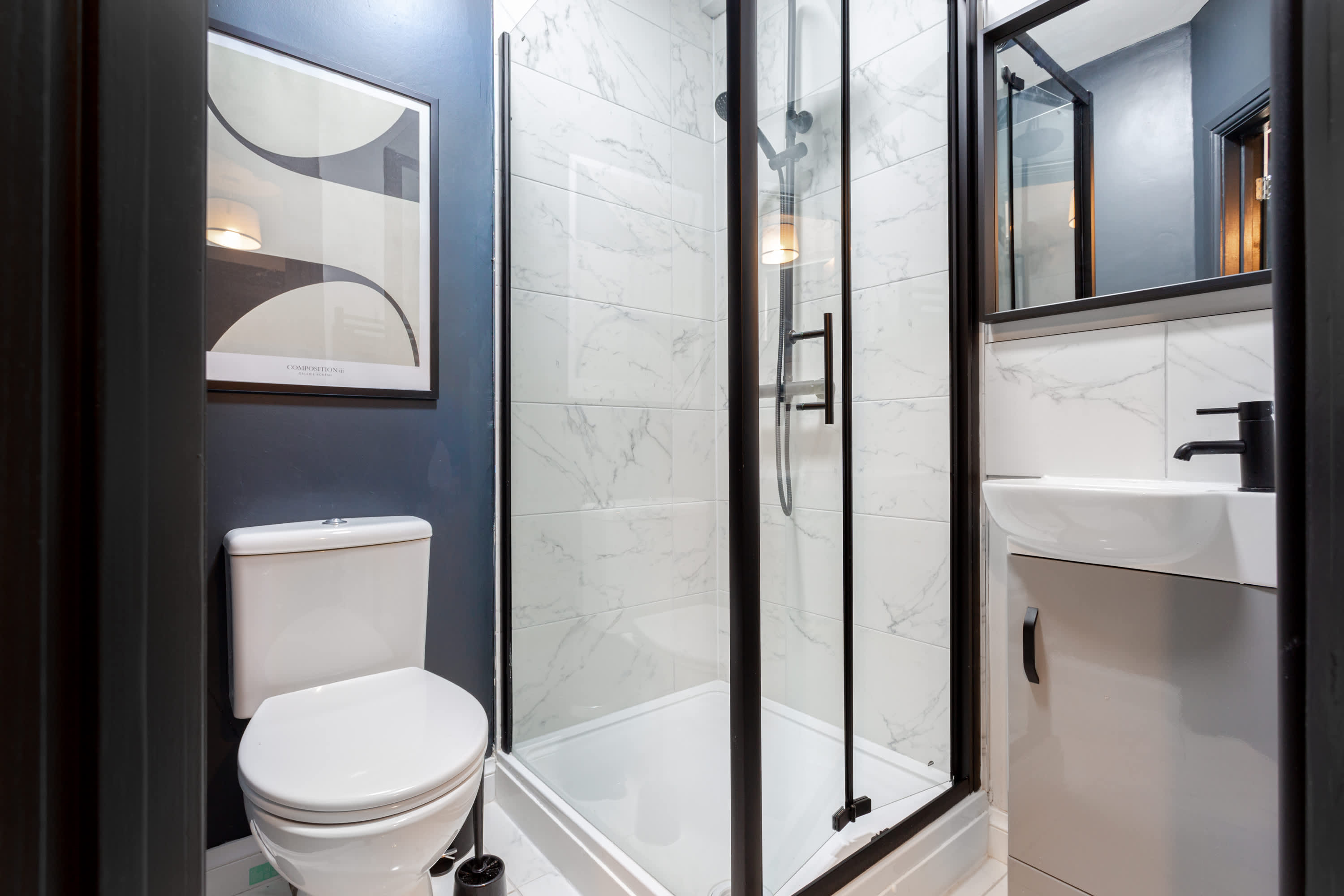 Ashton Luxury Getaway Sleeps 14 with 2  Free Parking Space in Church Street 18 OL6 6XE - Property image 4 - VivreStays