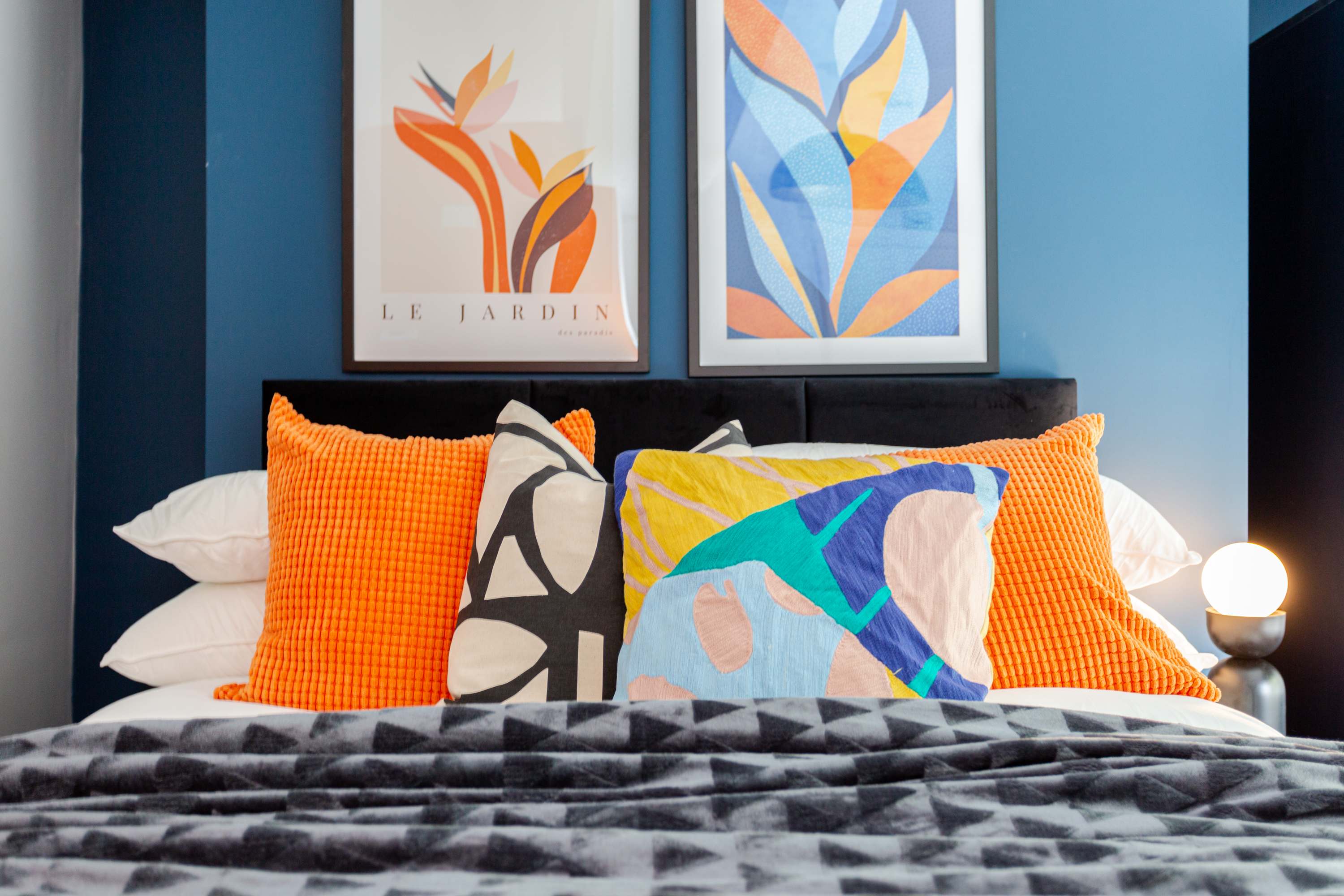 Ashton Luxury Getaway Sleeps 14 with 2  Free Parking Space serviced apartment - Dukinfield - VivreStays