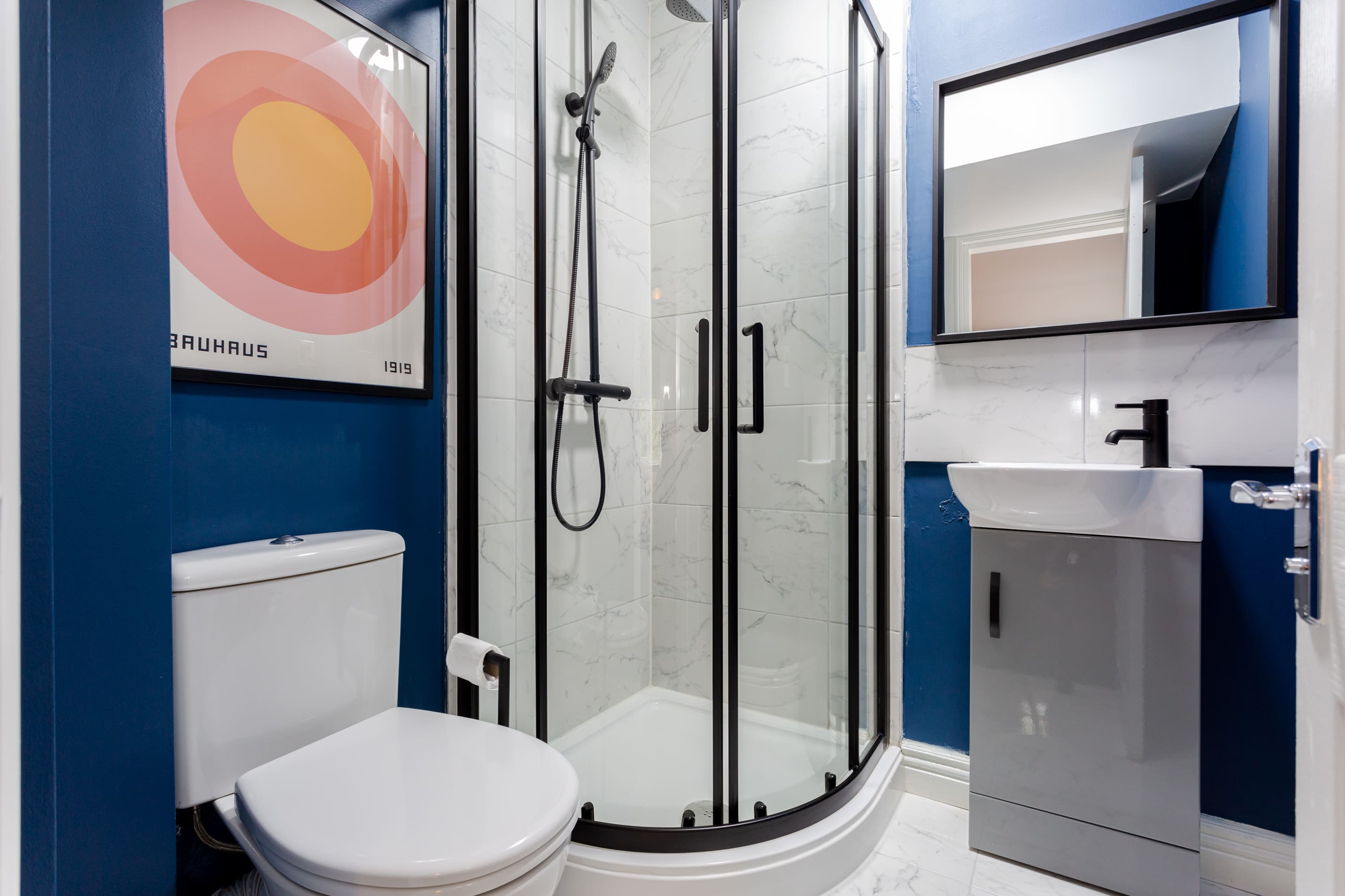 Ashton Luxury Getaway Sleeps 14 with 2  Free Parking Space in Church Street 18 OL6 6XE - Property image 6 - VivreStays