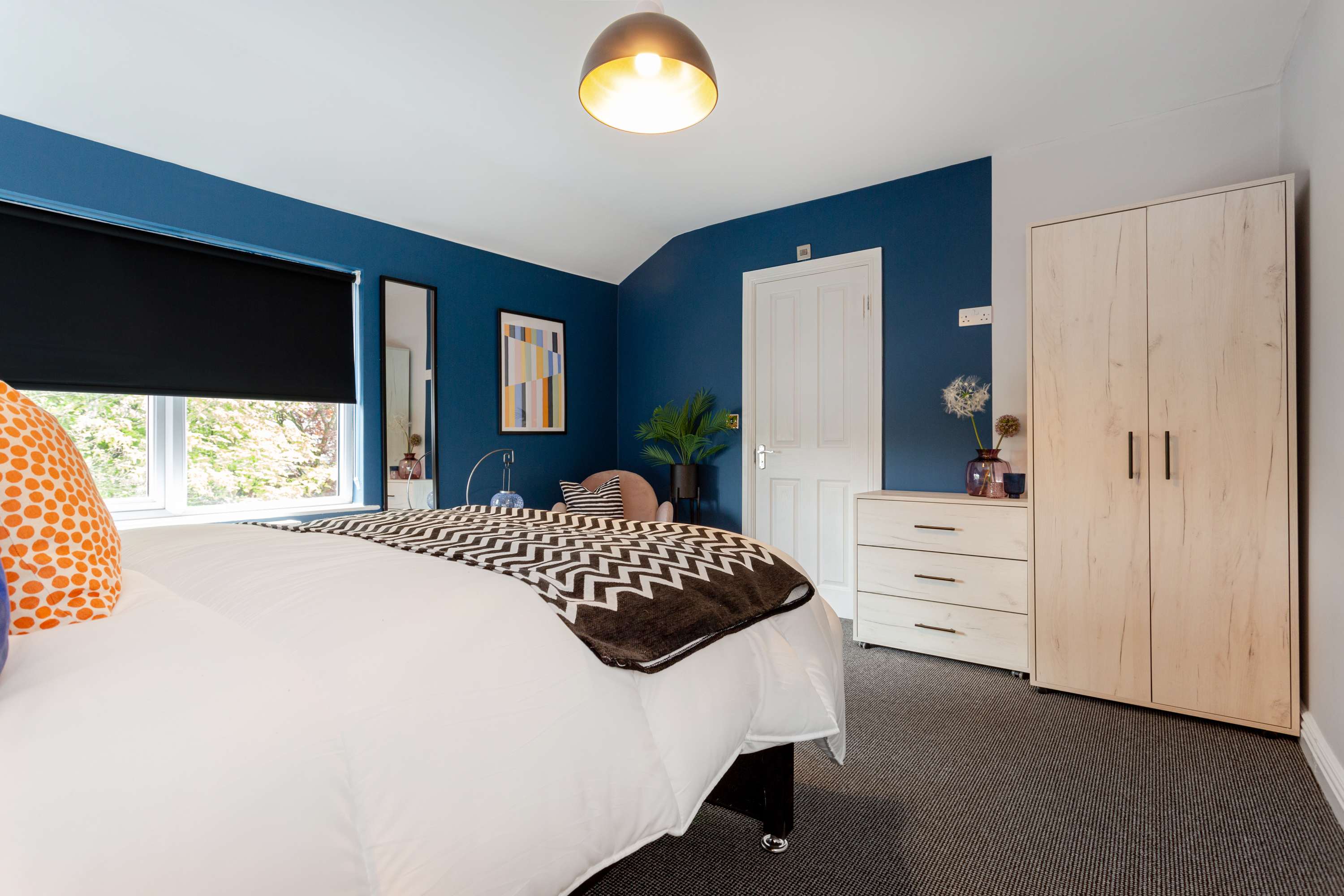 Ashton Luxury Getaway Sleeps 14 with 2  Free Parking Space in Church Street 18 OL6 6XE - Property image 30 - VivreStays