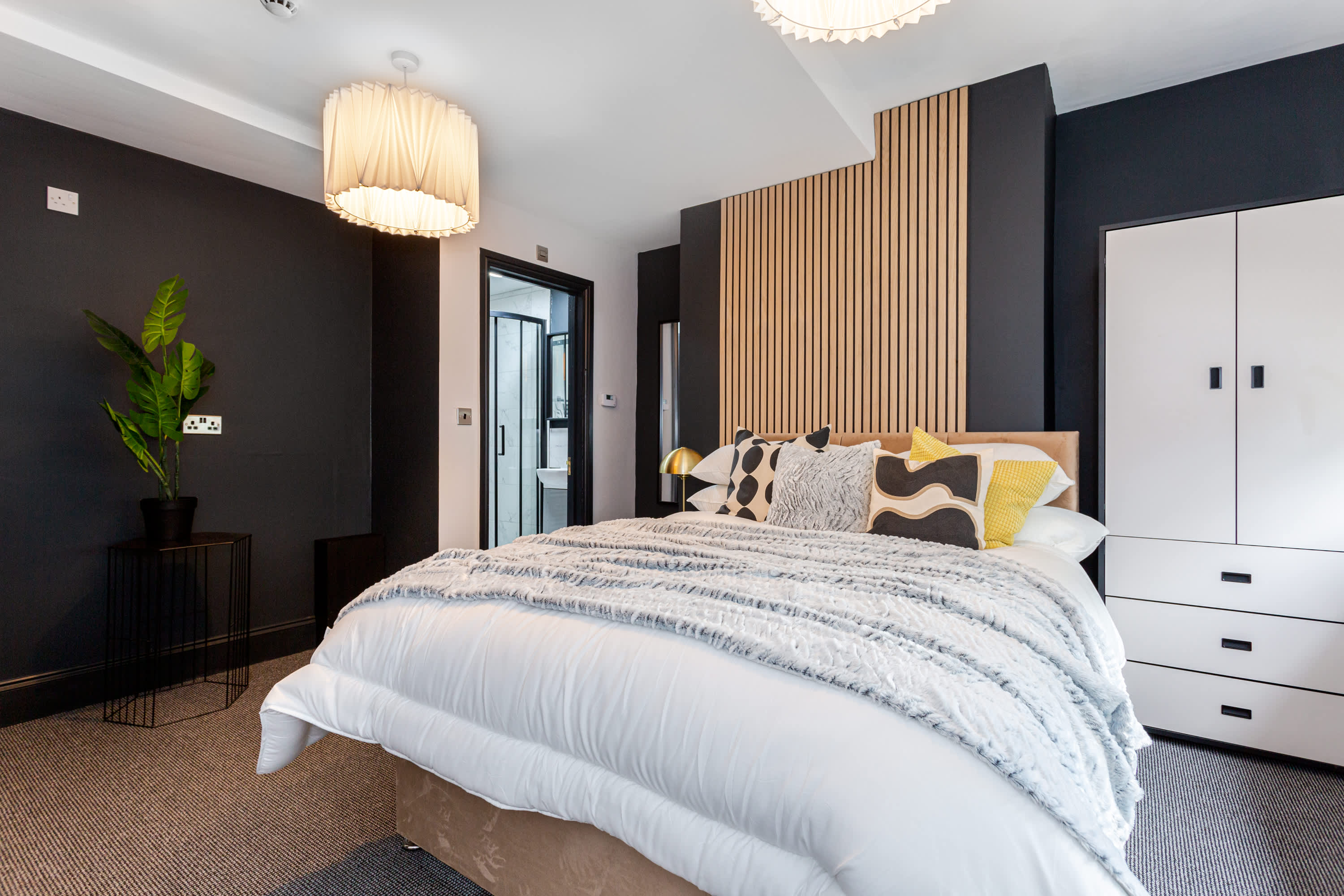Ashton Luxury Getaway Sleeps 14 with 2  Free Parking Space in Church Street 18 OL6 6XE - Property image 2 - VivreStays